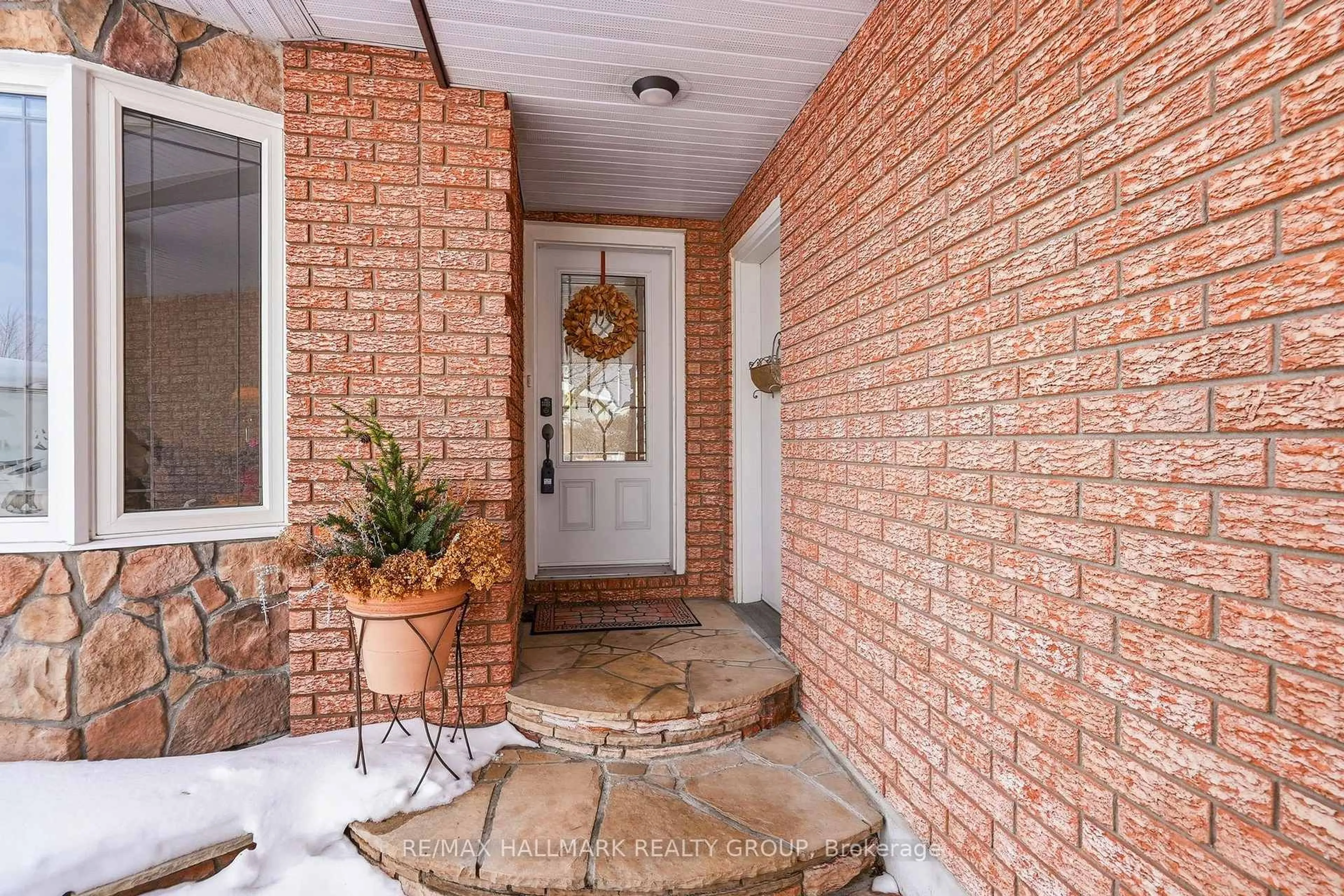 Indoor entryway for 552 Wilkie Dr, Ottawa Ontario K4A 1M7