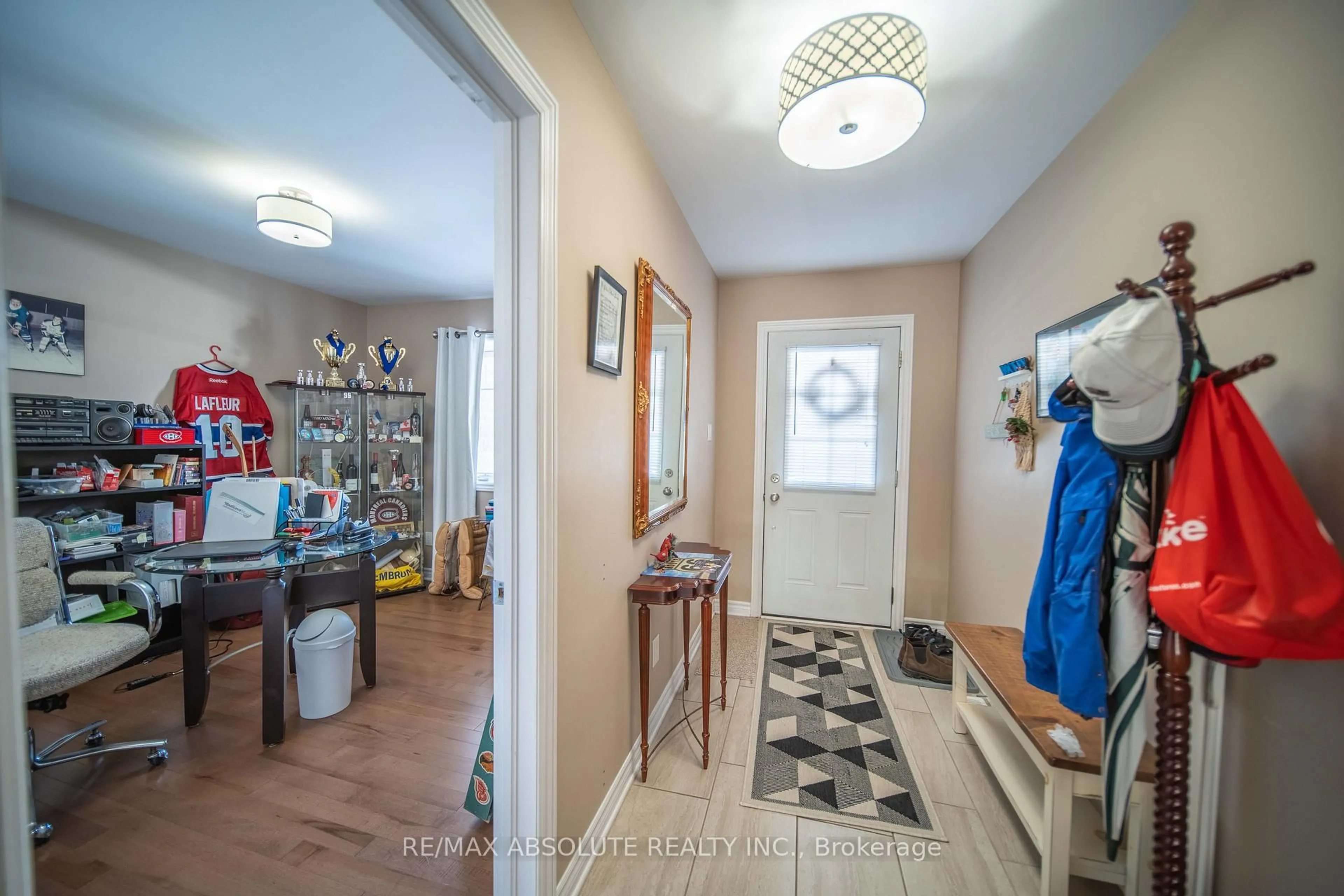 Indoor entryway for 148 Equinox Dr, Russell Ontario K0A 1W1