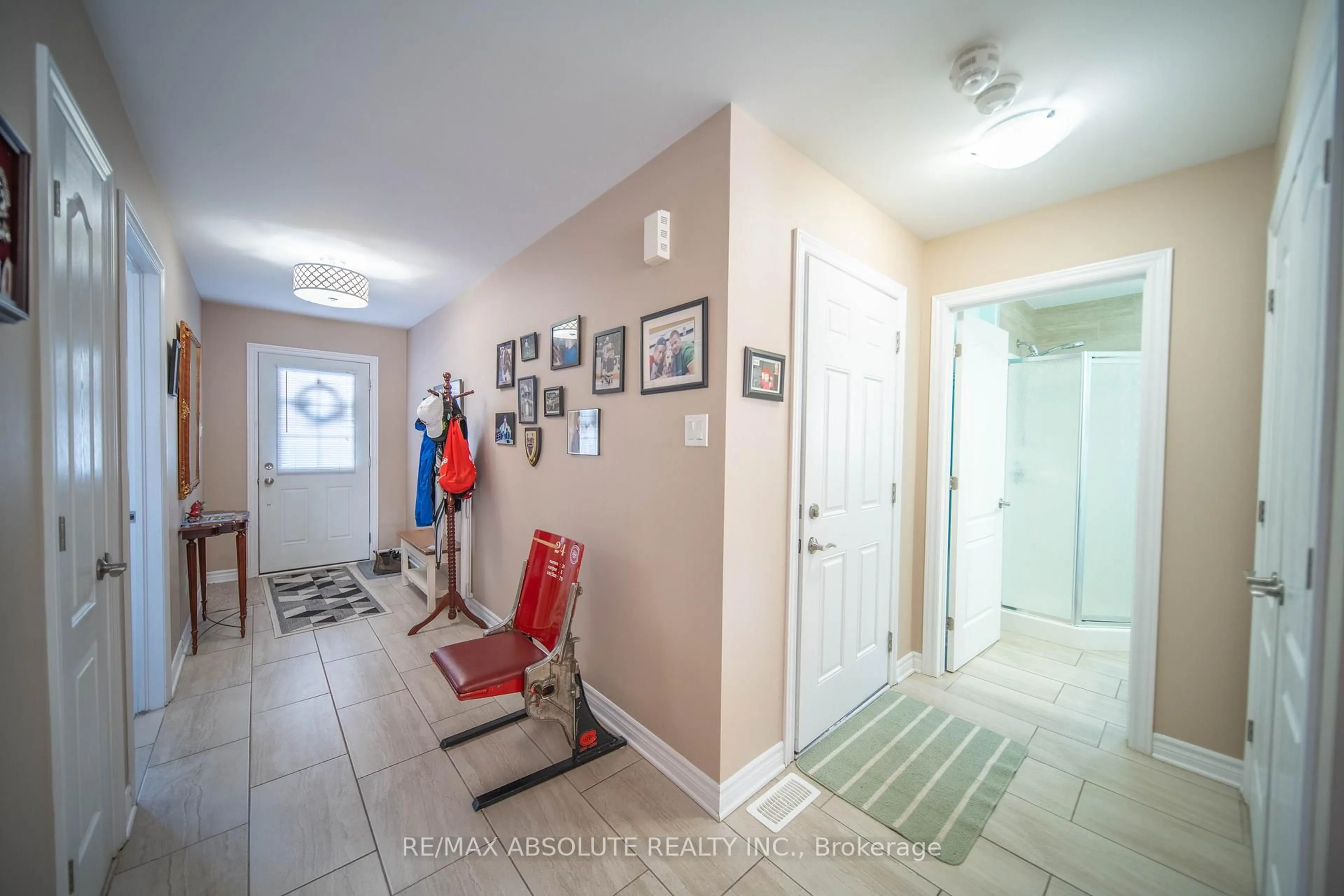 Indoor entryway for 148 Equinox Dr, Russell Ontario K0A 1W1