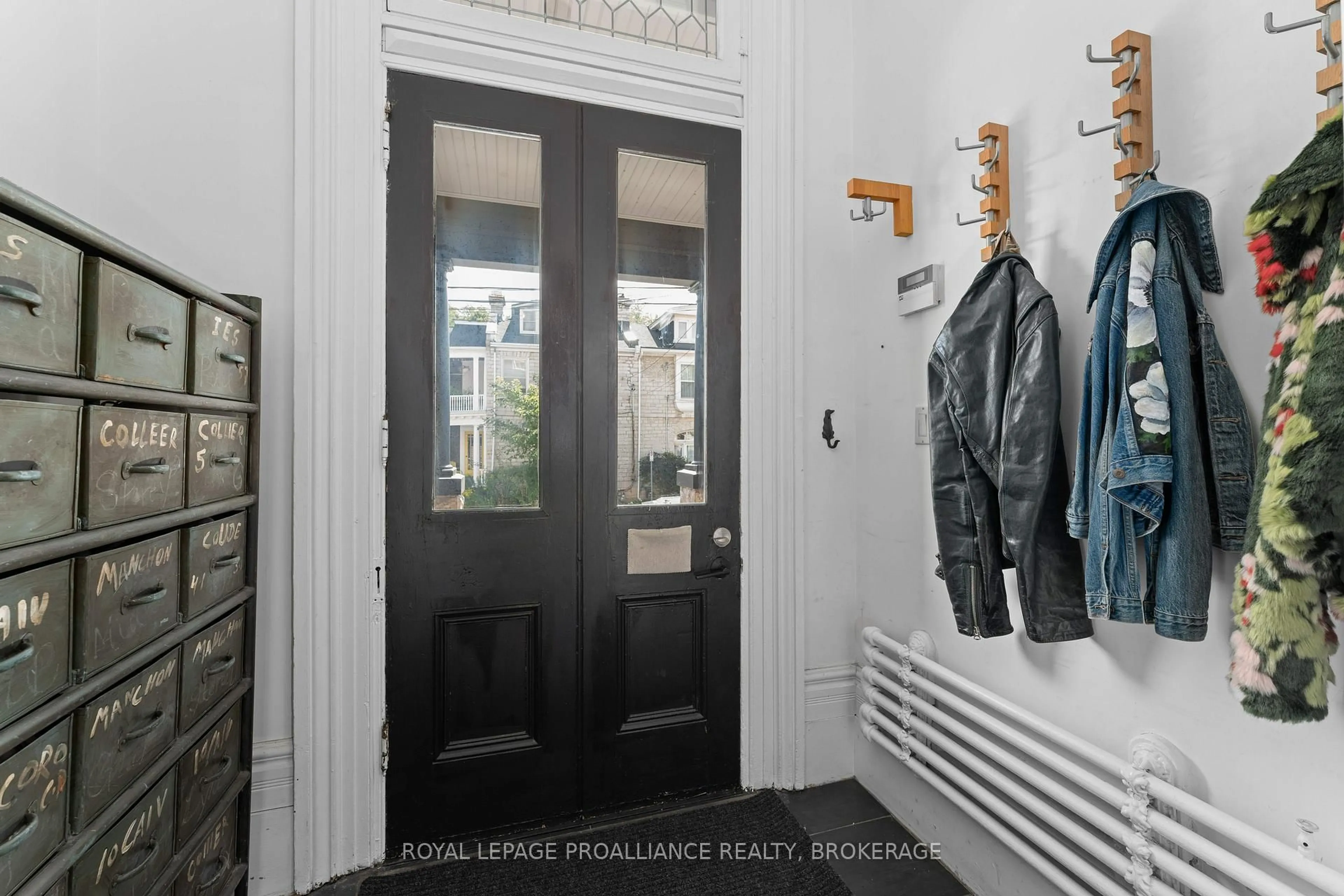 Indoor entryway for 28 Wellington St, Kingston Ontario K7L 3C1