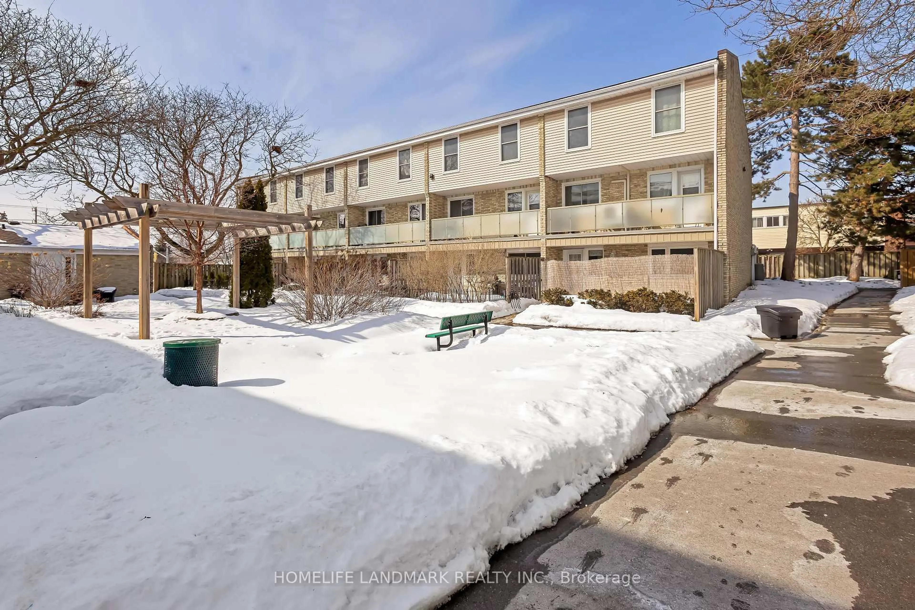 Patio, street for 35 BRECKENRIDGE Dr #28, Kitchener Ontario N2B 3H5