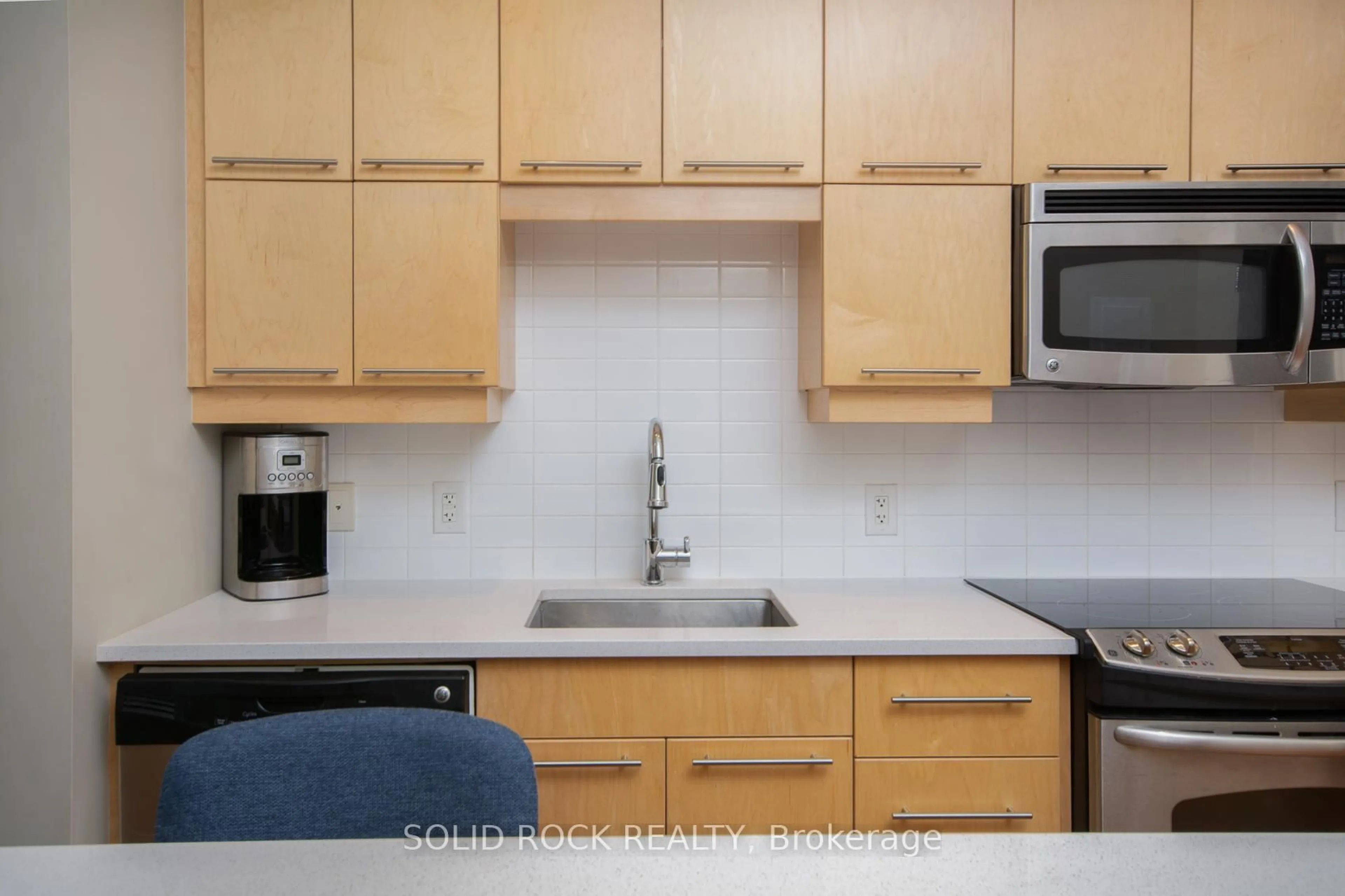 Standard kitchen, unknown for 101 Richmond Rd #208, Ottawa Ontario K1Z 0A6