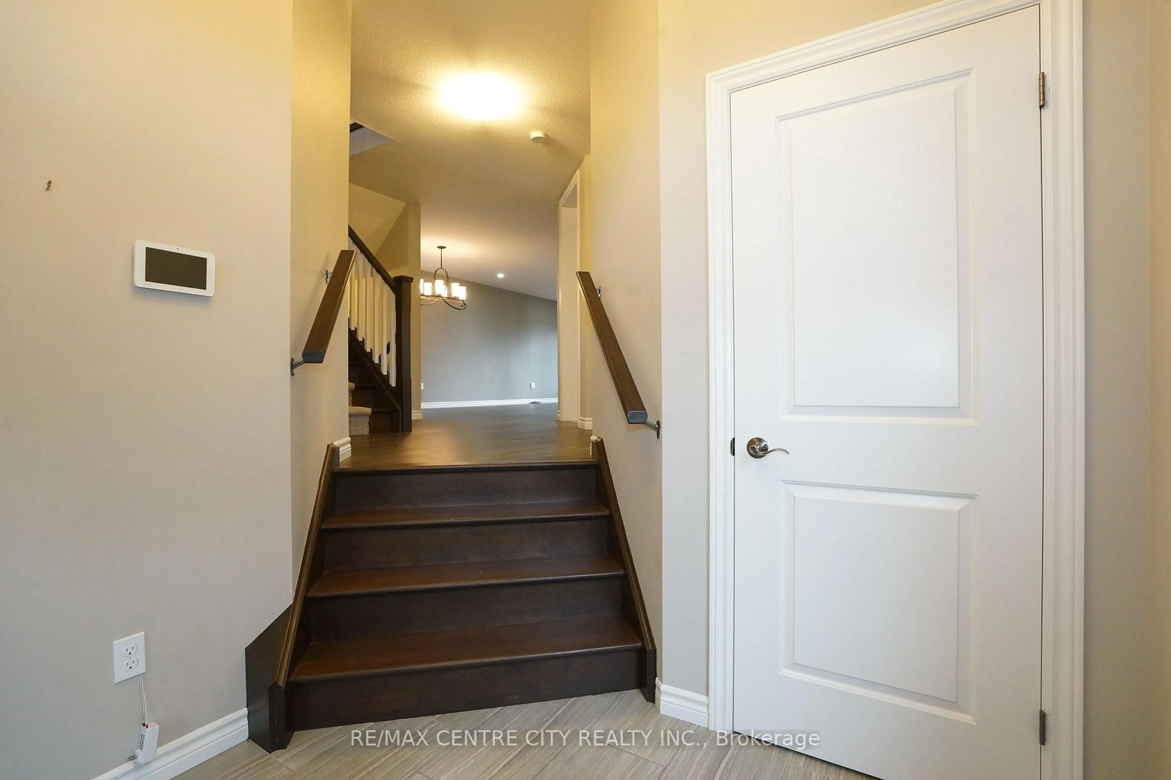 Indoor entryway for 1509 horseshoe Cres, London North Ontario N5X 0L4