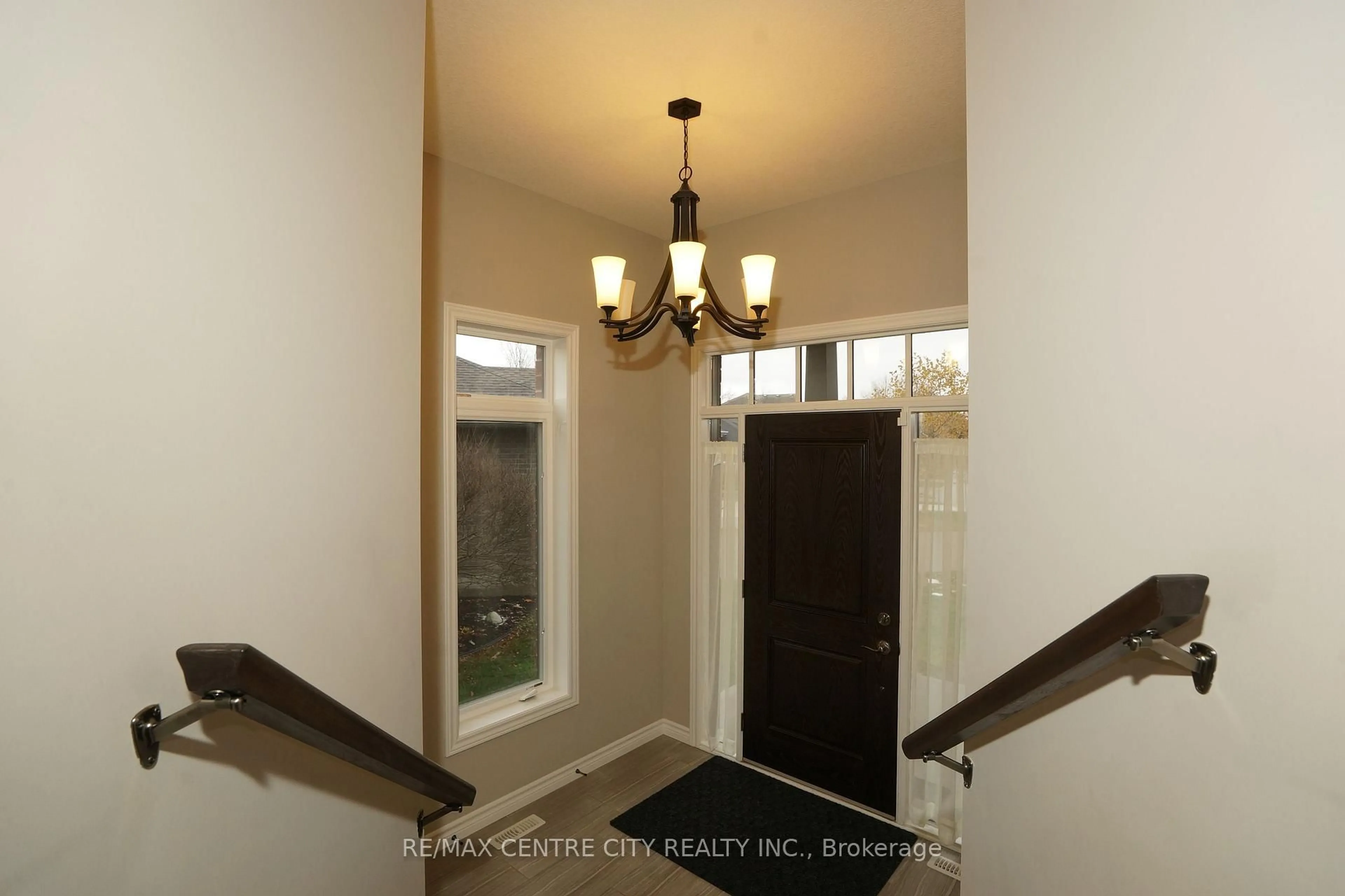 Indoor entryway for 1509 horseshoe Cres, London North Ontario N5X 0L4