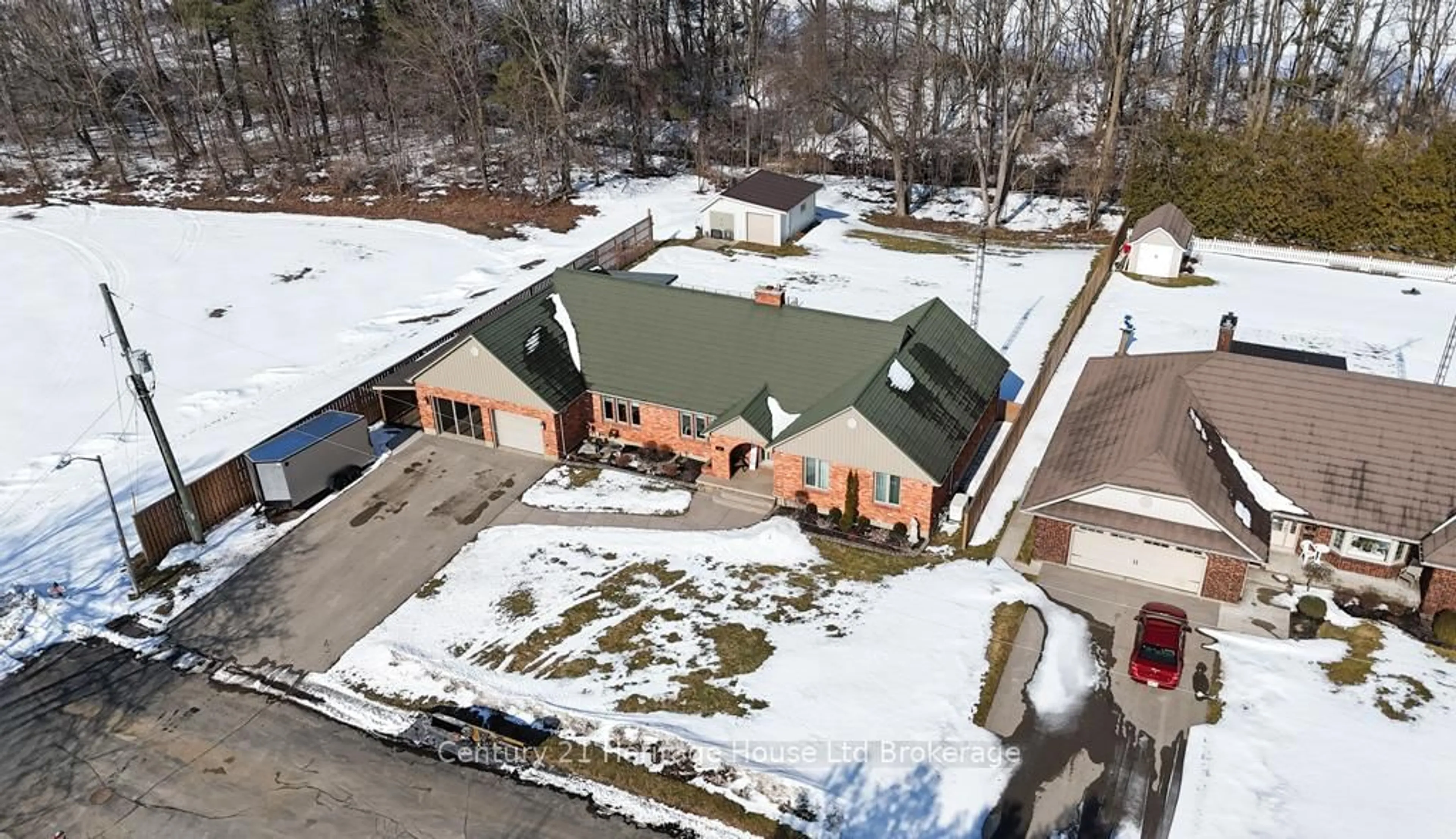 A pic from outside/outdoor area/front of a property/back of a property/a pic from drone, street for 15 Prince William St, Norfolk Ontario N0E 1G0