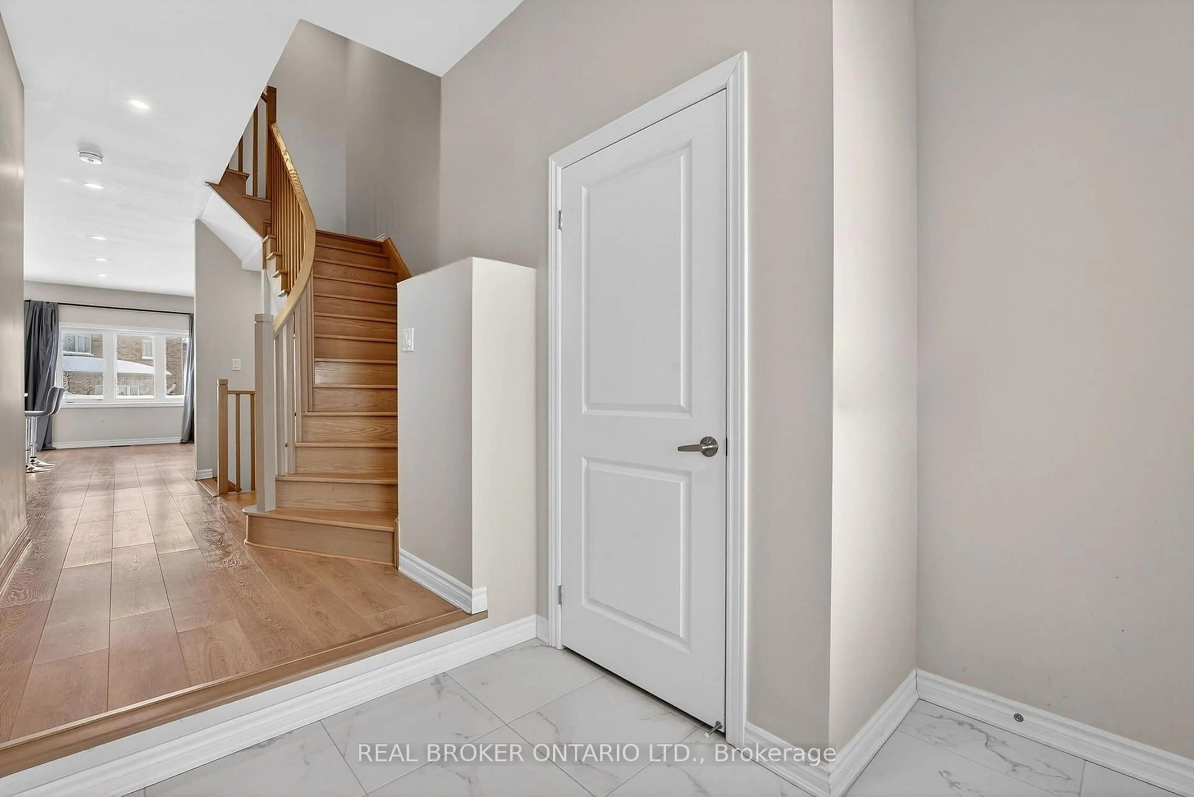 Indoor entryway for 45 Sapphire Way, Thorold Ontario L2V 0L4