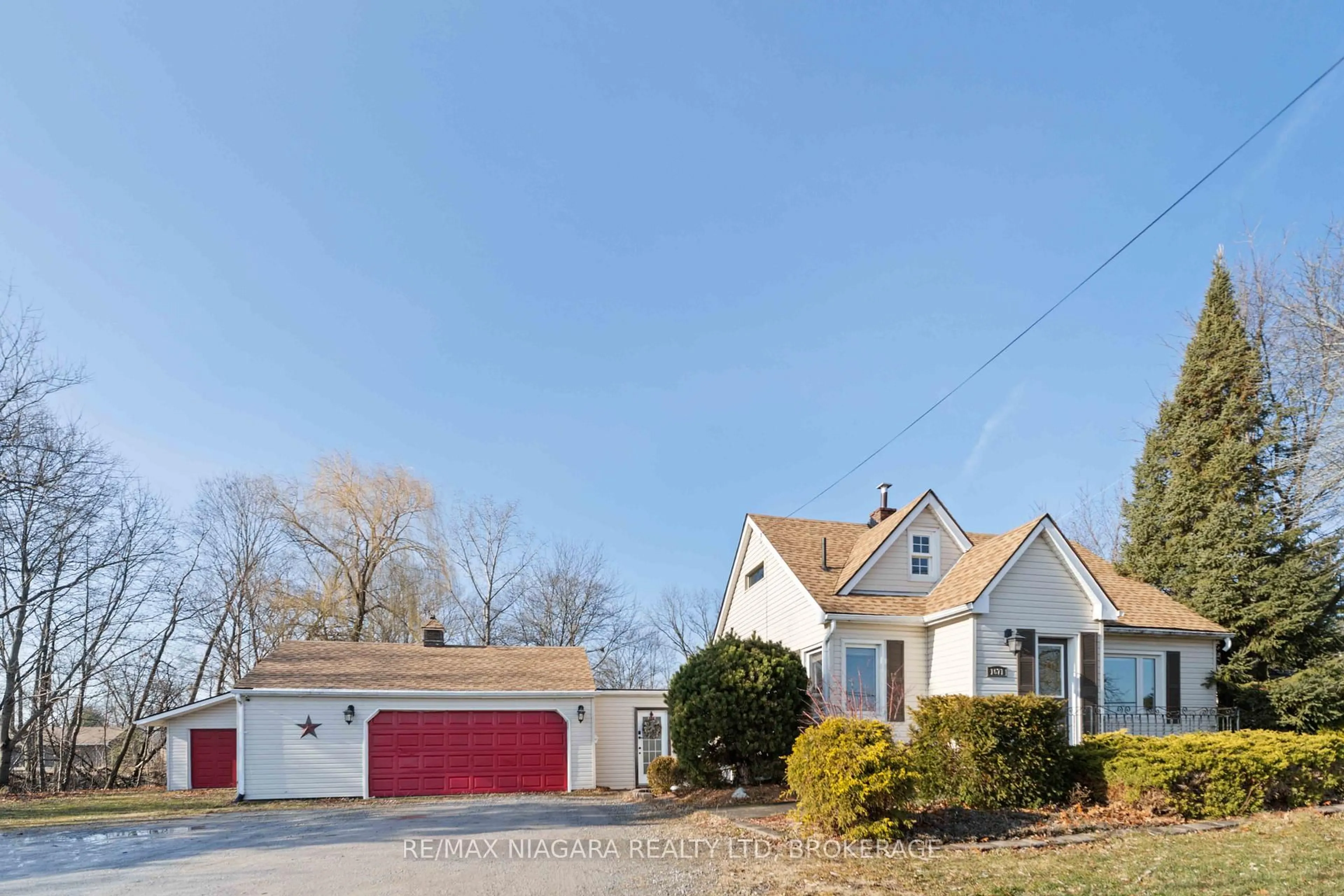 Home with vinyl exterior material, street for 1671 Third Street Louth St, St. Catharines Ontario L2R 6P9