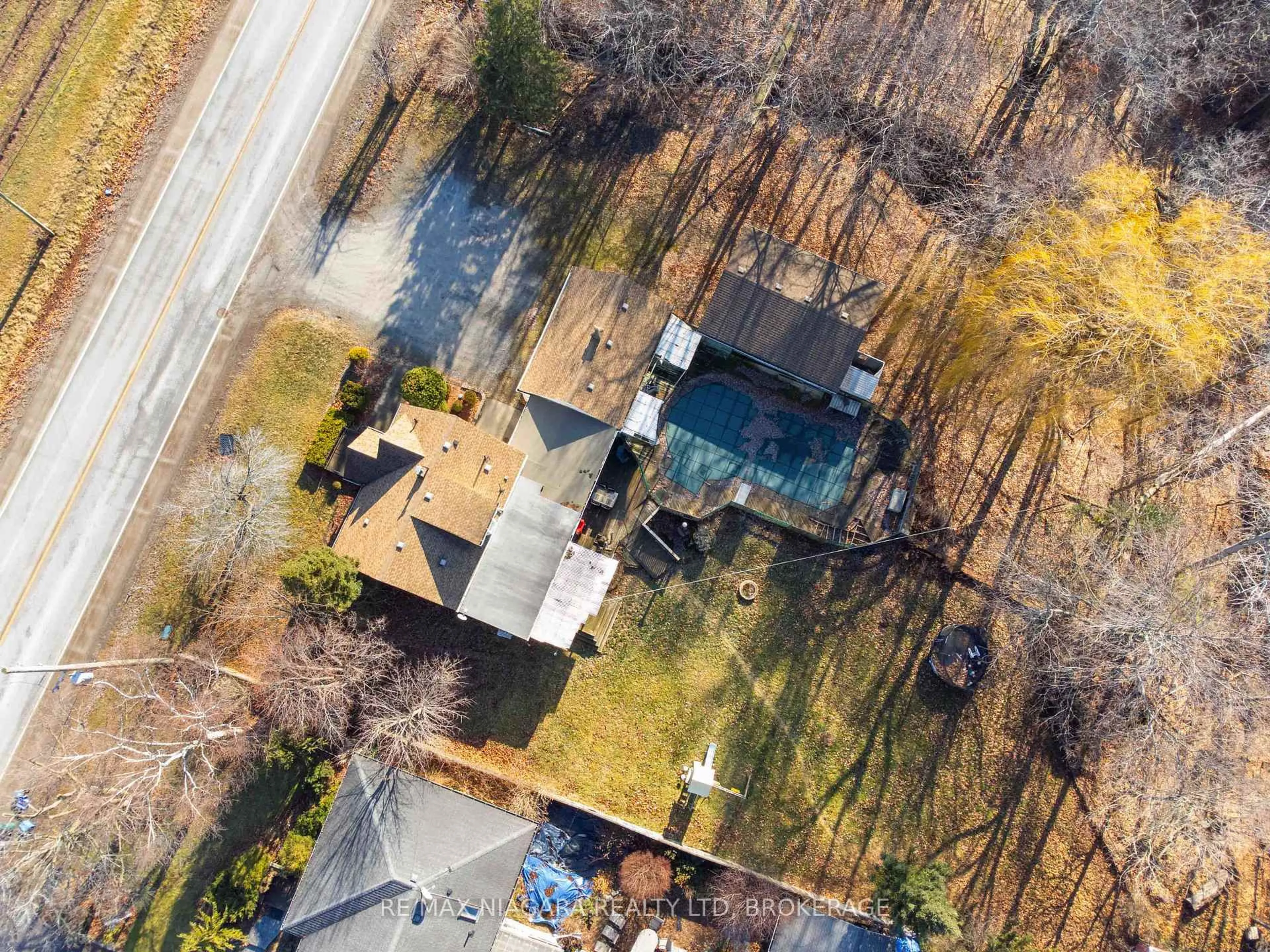 A pic from outside/outdoor area/front of a property/back of a property/a pic from drone, street for 1671 Third Street Louth St, St. Catharines Ontario L2R 6P9