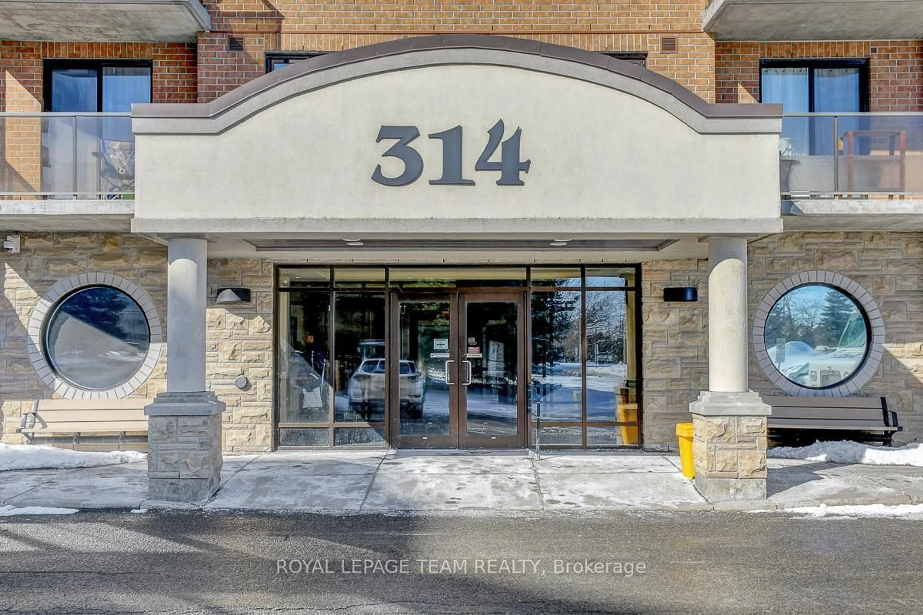 Indoor foyer for 314 Central Park Dr #704, Ottawa Ontario K2C 0R2
