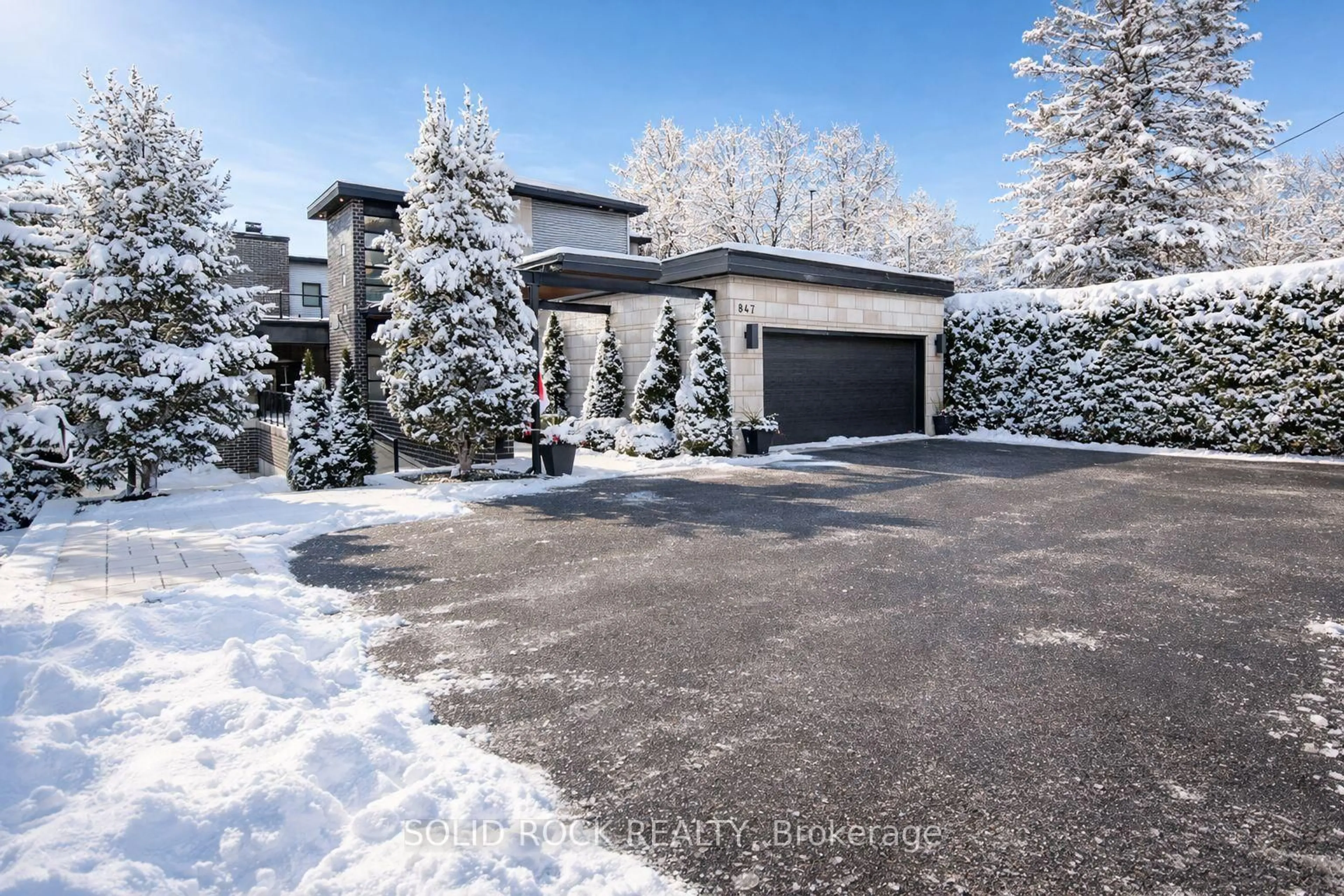 A pic from outside/outdoor area/front of a property/back of a property/a pic from drone, street for 847 Walkley Rd, Ottawa Ontario K1V 6R6