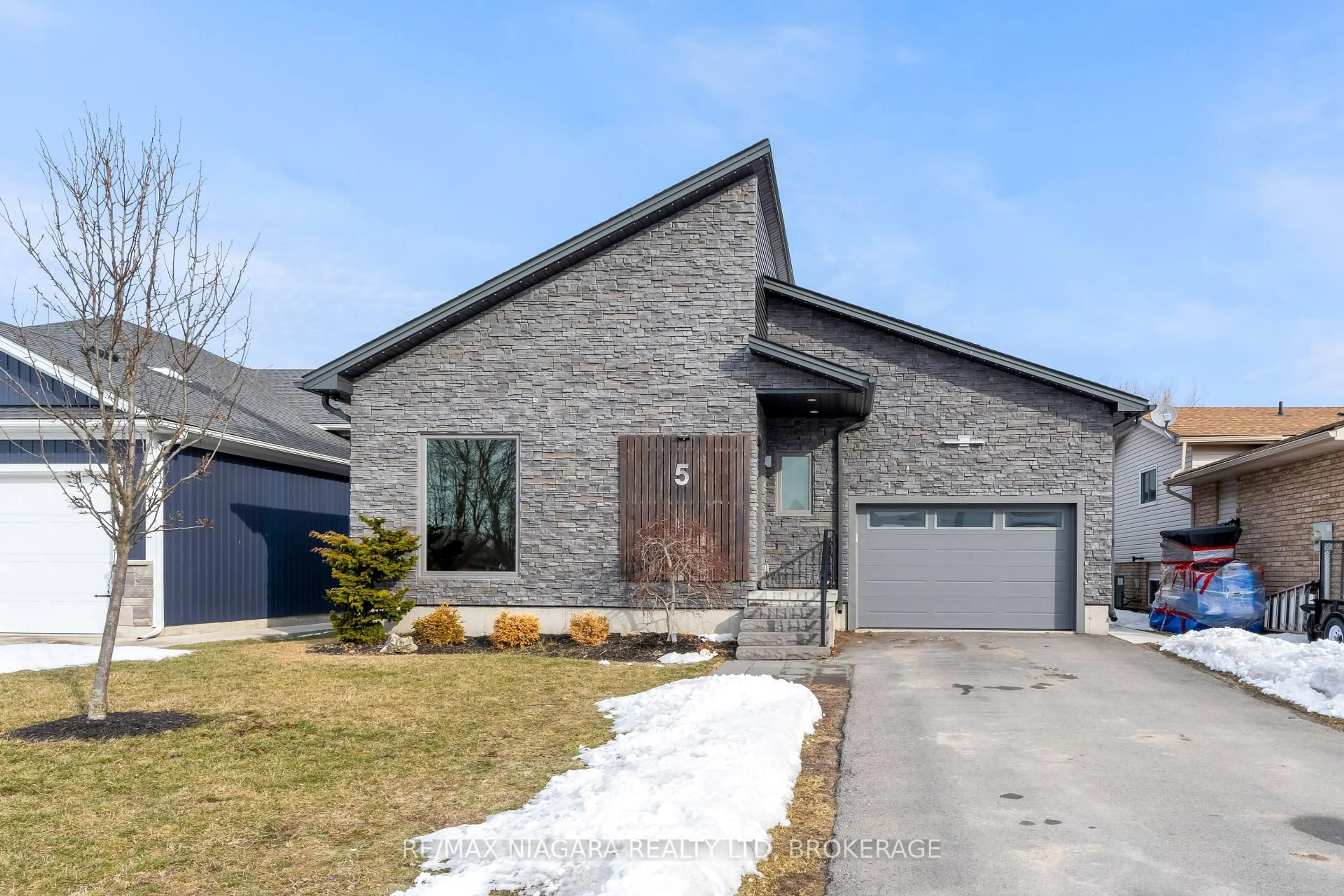 Home with brick exterior material, street for 5 Heron Pointe Rd, Port Colborne Ontario L3K 6A9