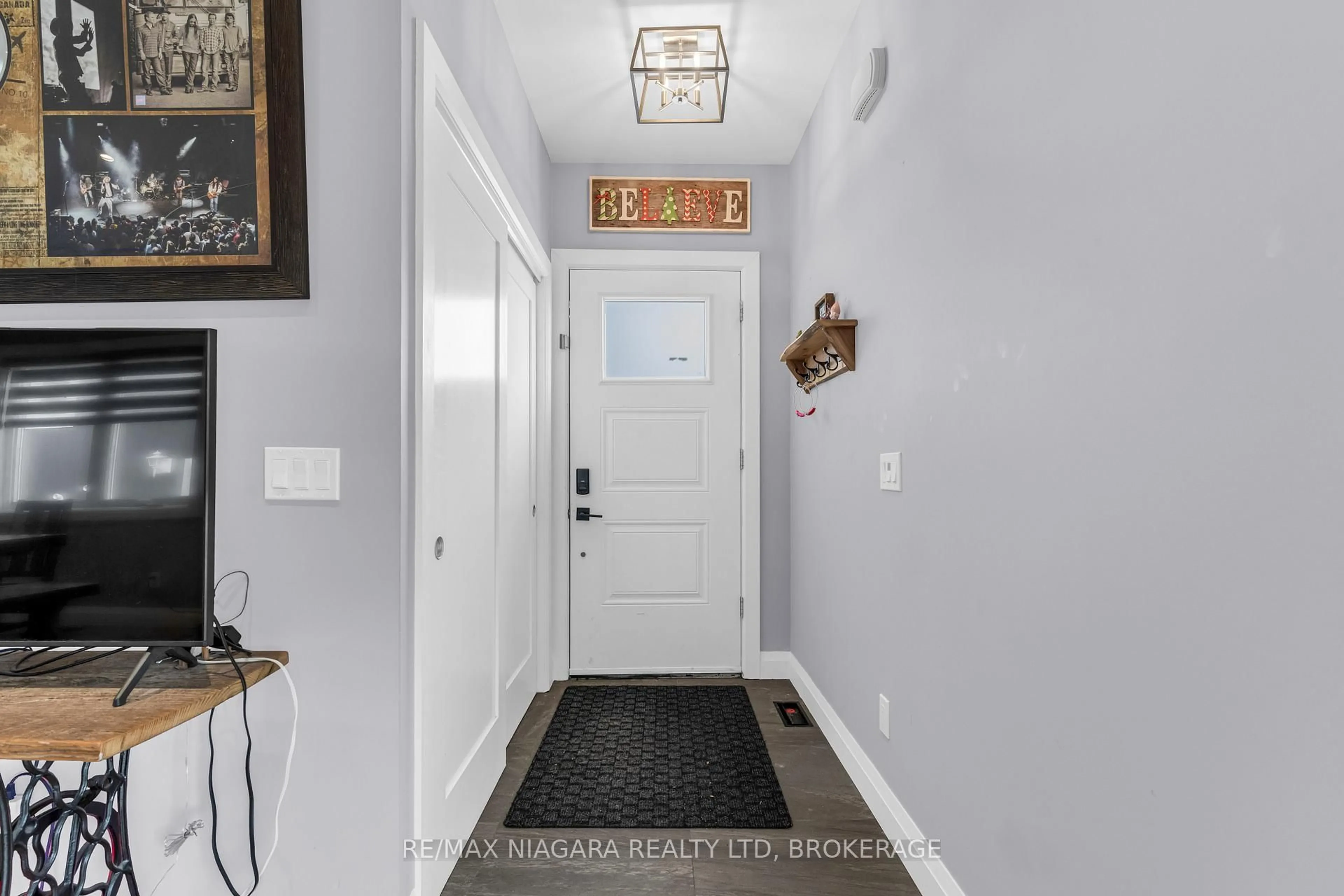 Indoor entryway for 5 Heron Pointe Rd, Port Colborne Ontario L3K 6A9