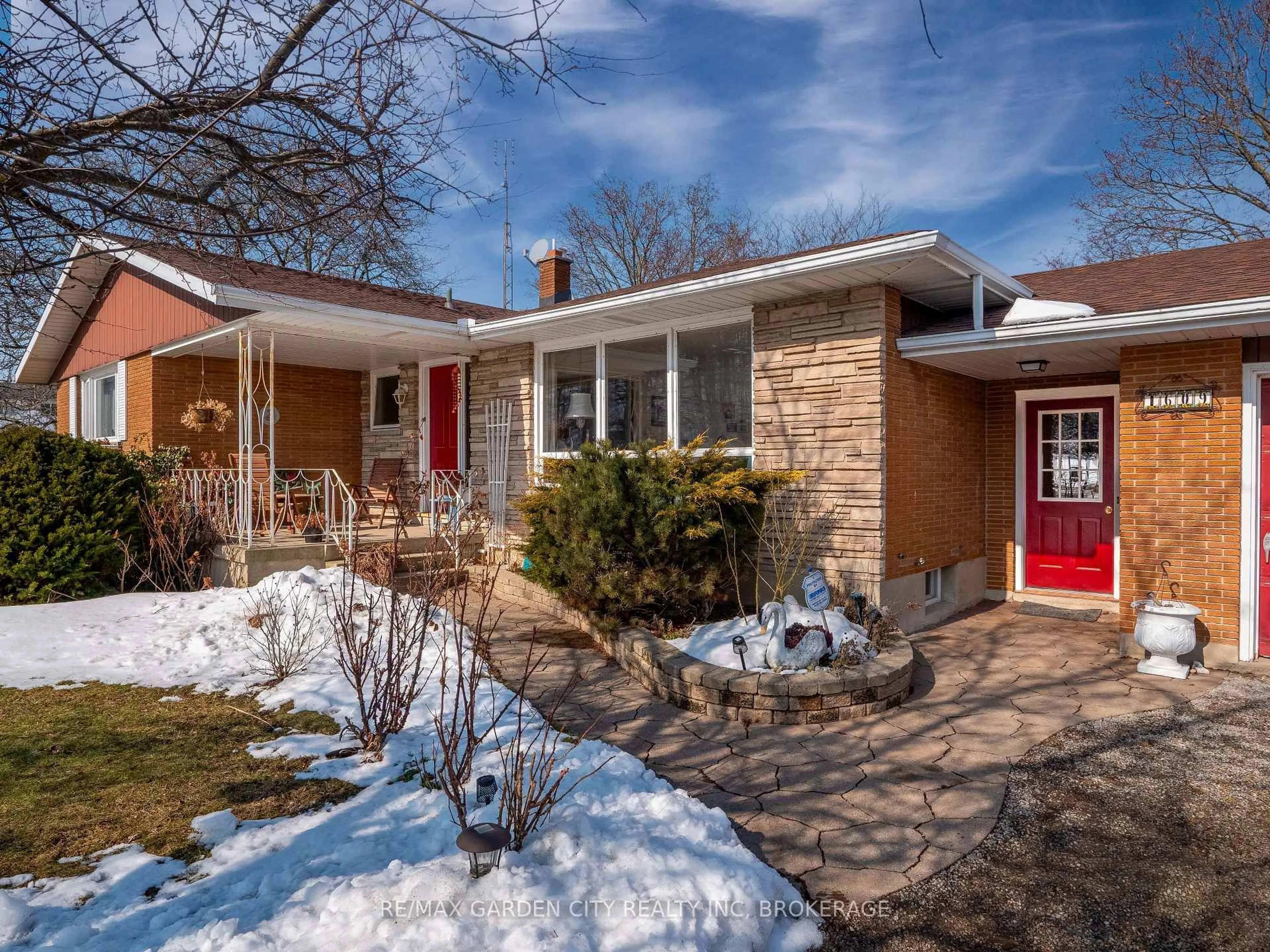 Home with brick exterior material, street for 1609 Pelham Rd, St. Catharines Ontario L2R 6P7