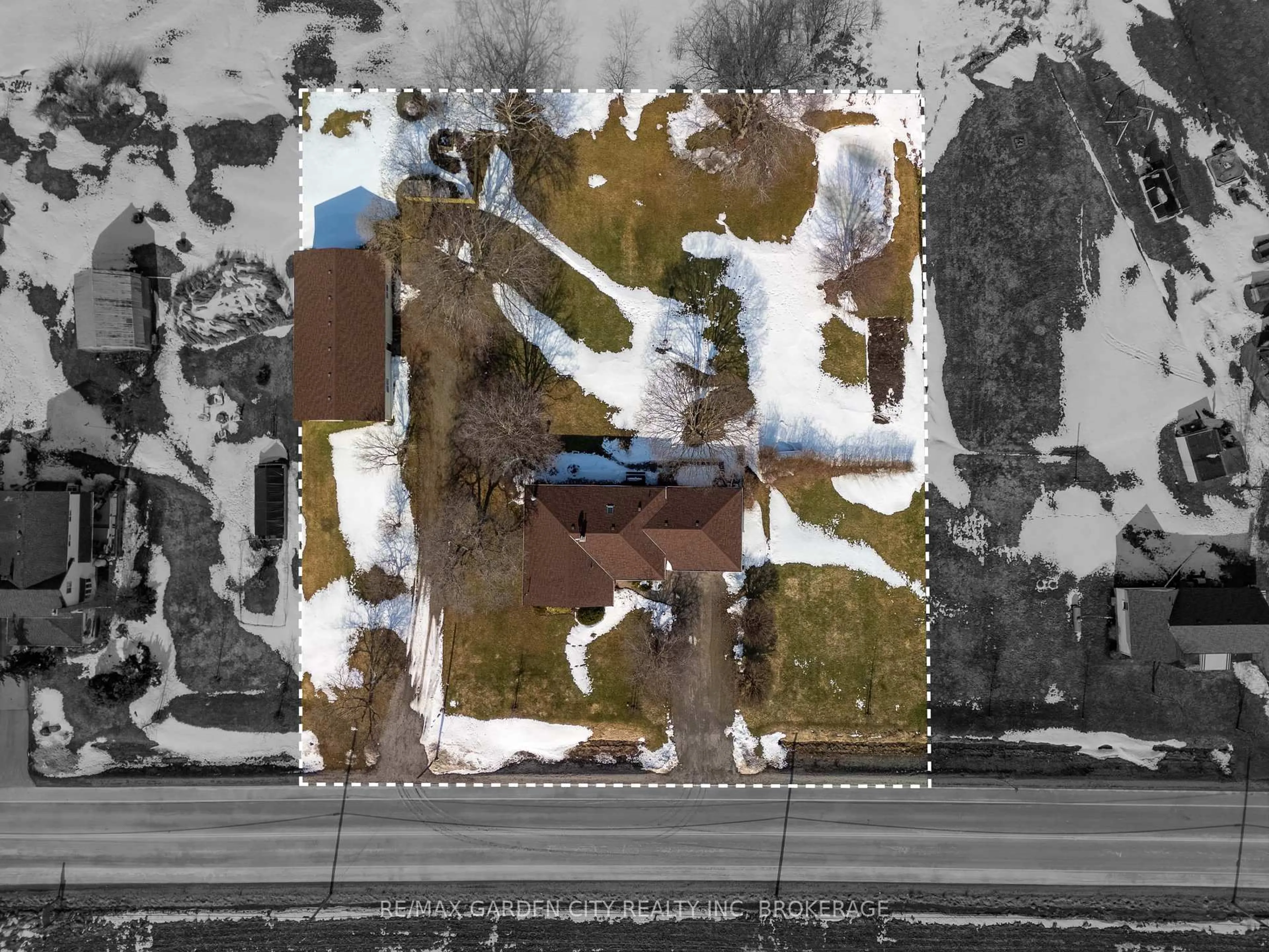 A pic from outside/outdoor area/front of a property/back of a property/a pic from drone, street for 1609 Pelham Rd, St. Catharines Ontario L2R 6P7