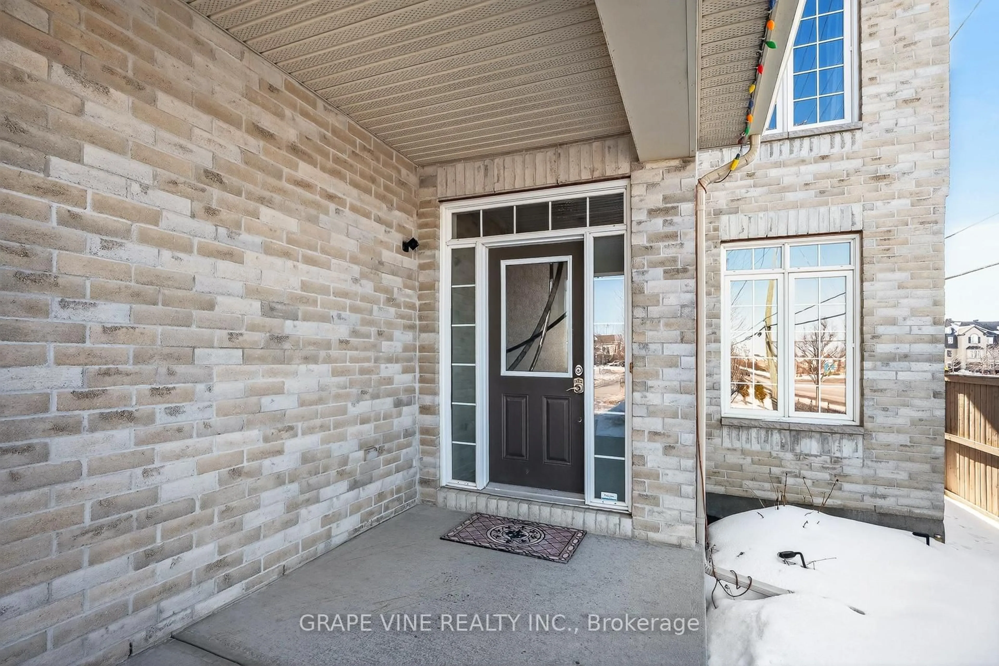 Indoor entryway for 112 Sunita Cres, Ottawa Ontario K2J 5S5