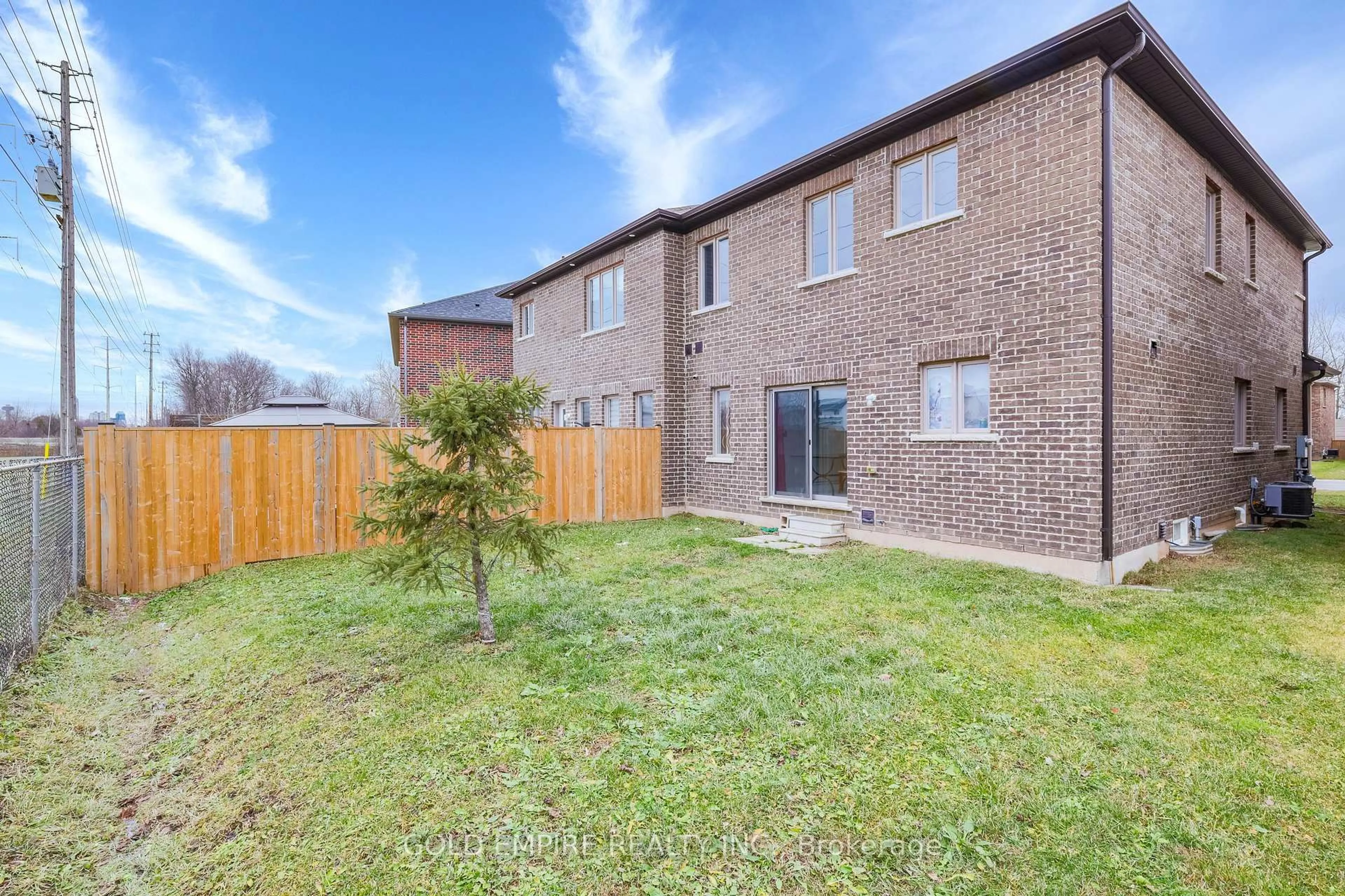 A pic from outside/outdoor area/front of a property/back of a property/a pic from drone, unknown for 7511 Marpin Crt, Niagara Falls Ontario L2H 0P3