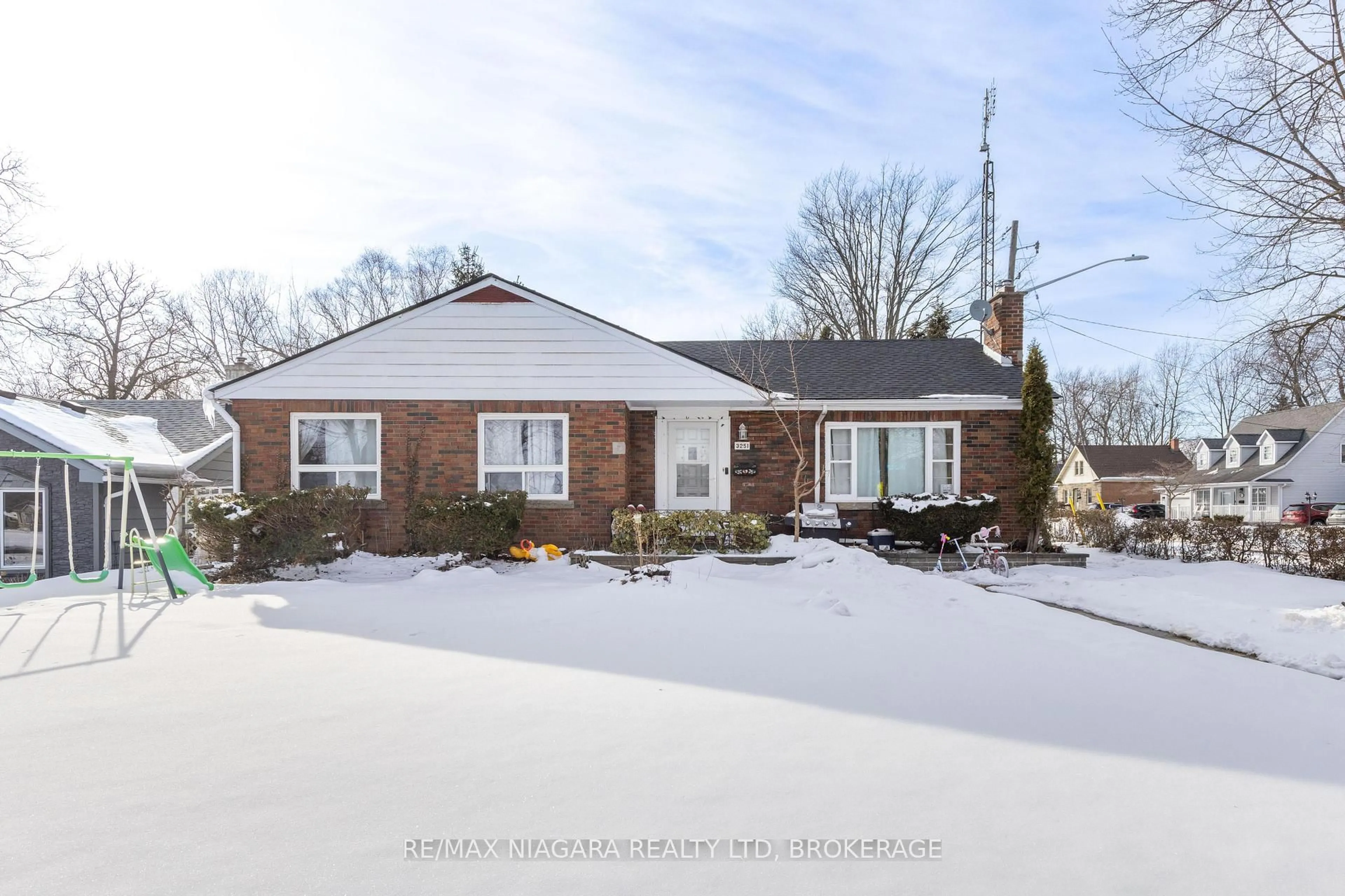 A pic from outside/outdoor area/front of a property/back of a property/a pic from drone, street for 3251 Saint Paul Ave, Niagara Falls Ontario L2J 2M2