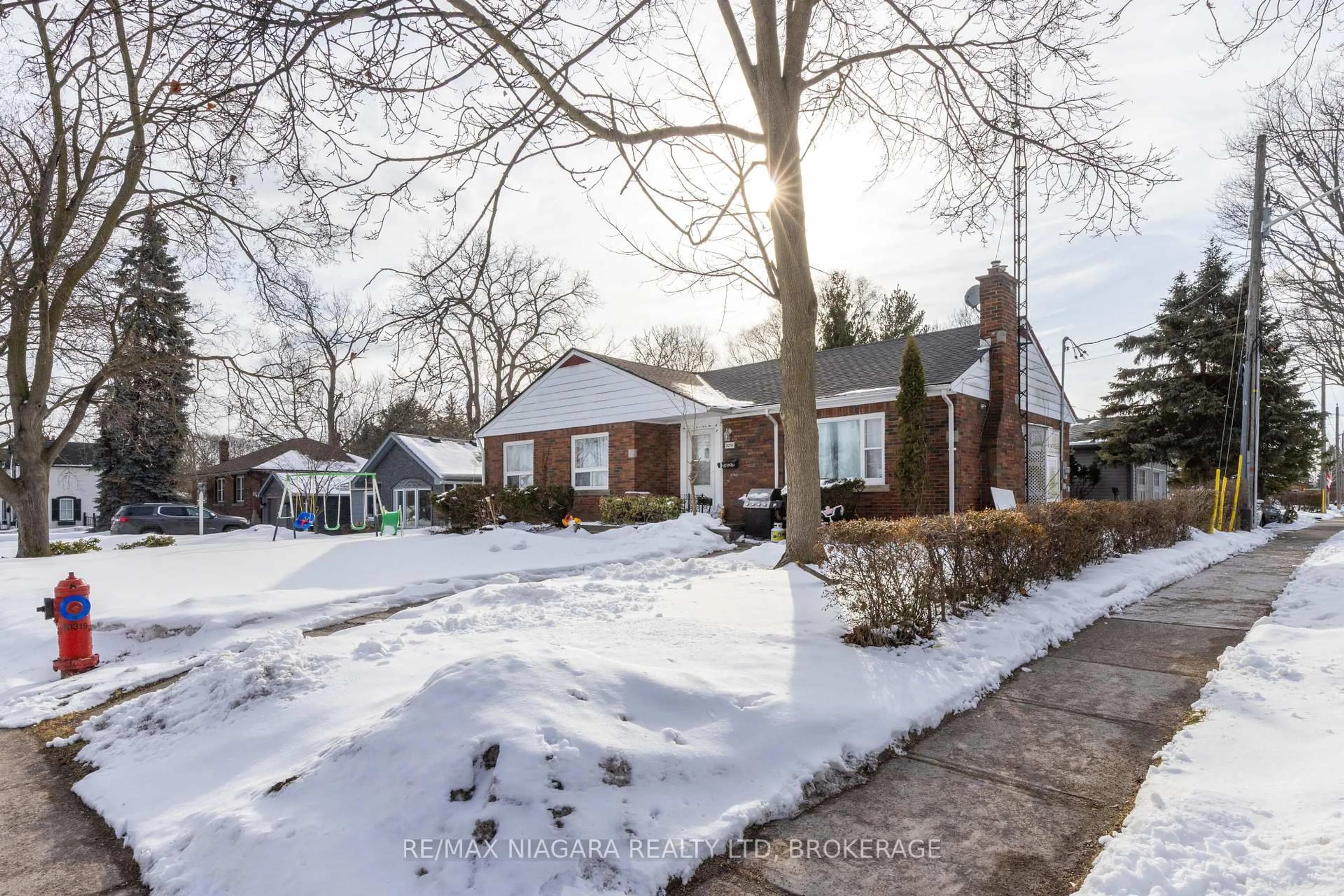 A pic from outside/outdoor area/front of a property/back of a property/a pic from drone, street for 3251 Saint Paul Ave, Niagara Falls Ontario L2J 2M2