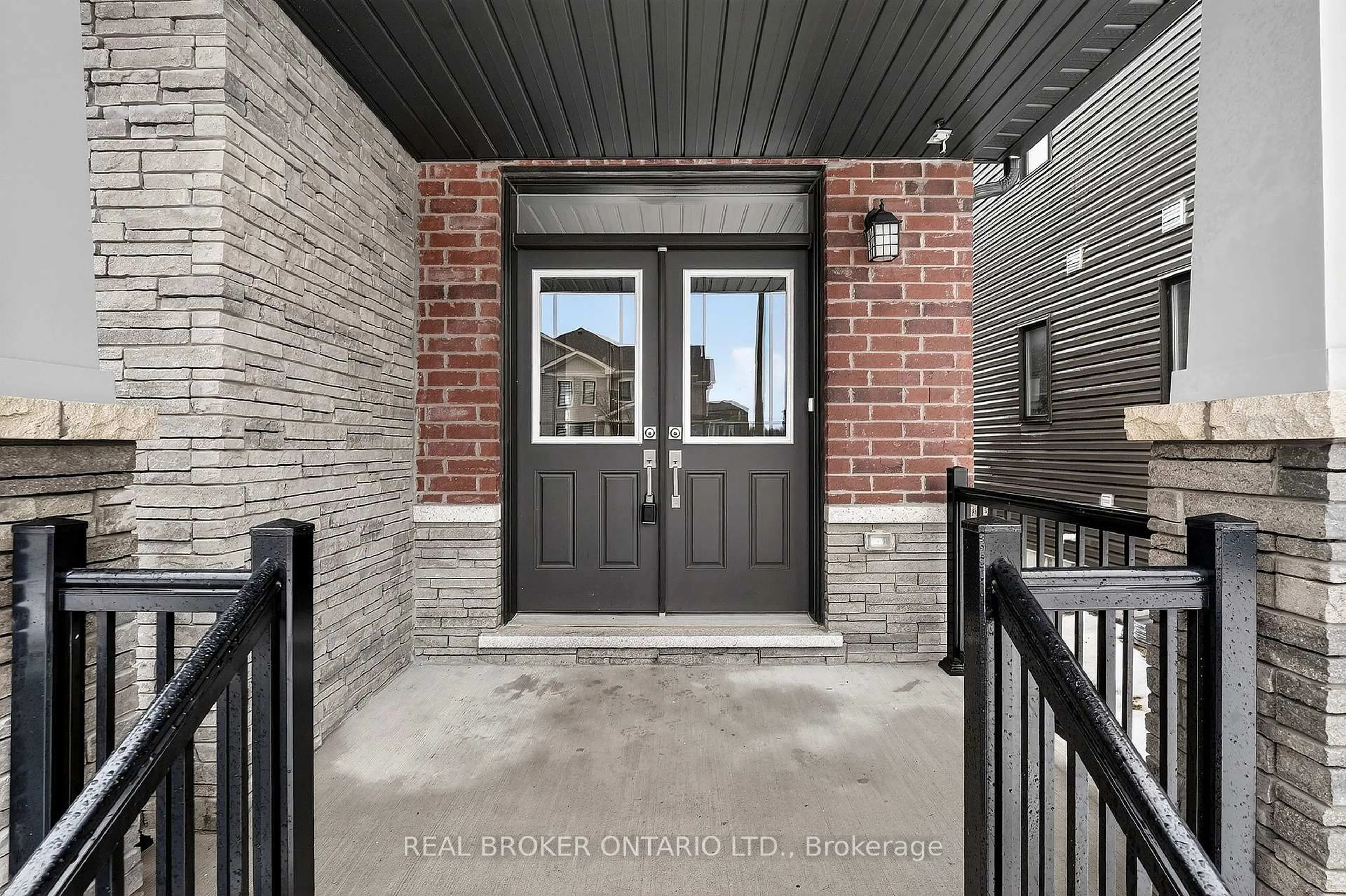 Indoor entryway for 42 Sunflower Cres, Thorold Ontario L3B 0L3