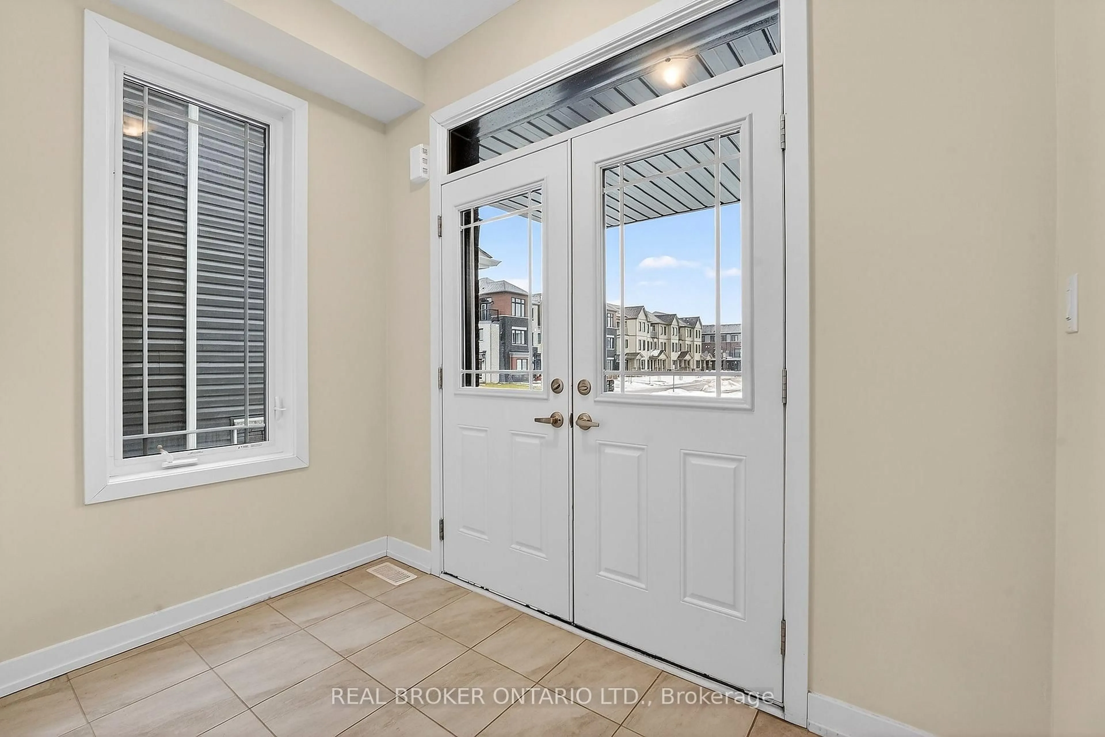 Indoor entryway for 42 Sunflower Cres, Thorold Ontario L3B 0L3