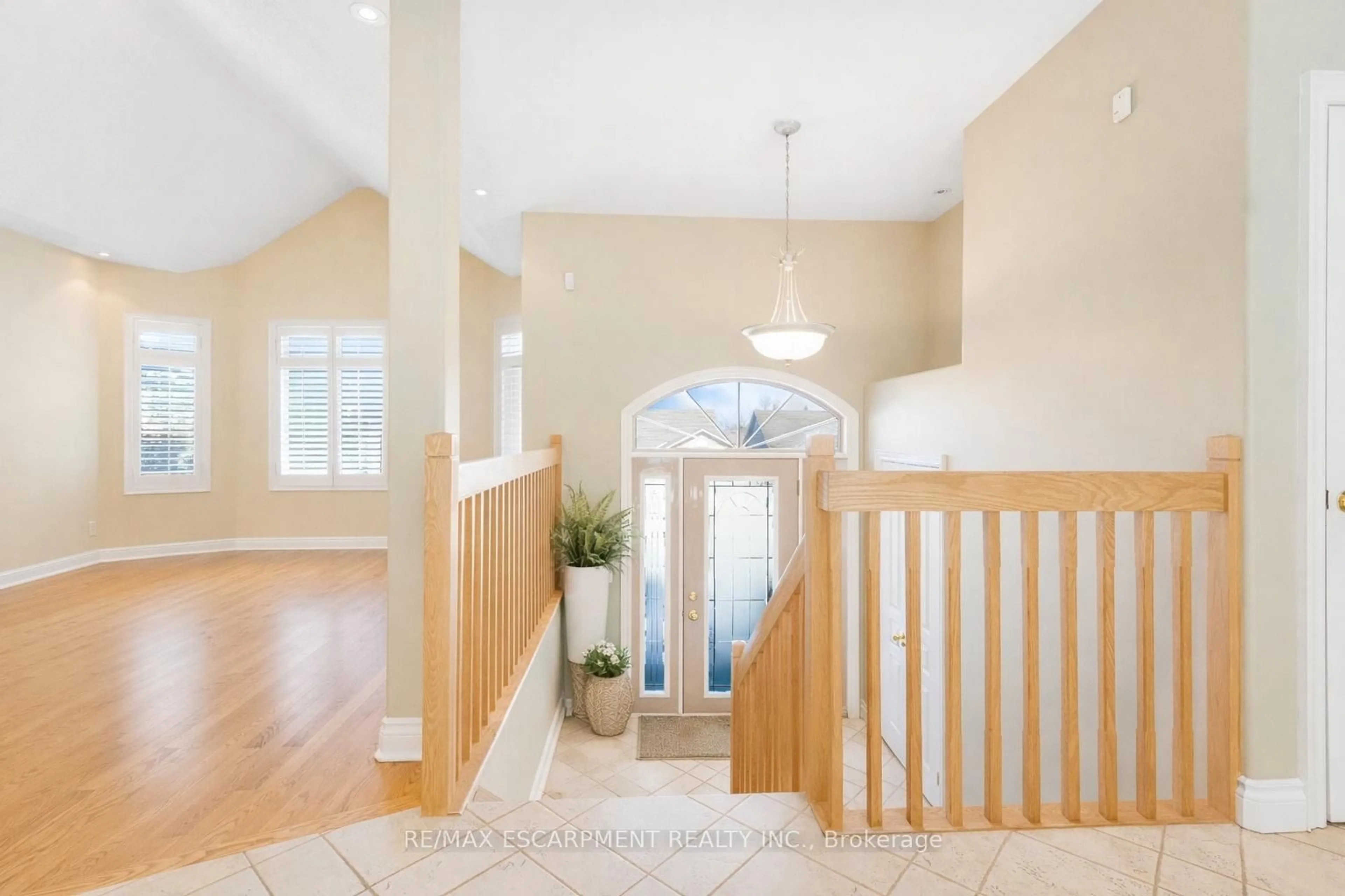 Indoor entryway for 130 Dorchester Dr, Grimsby Ontario L3M 1A8