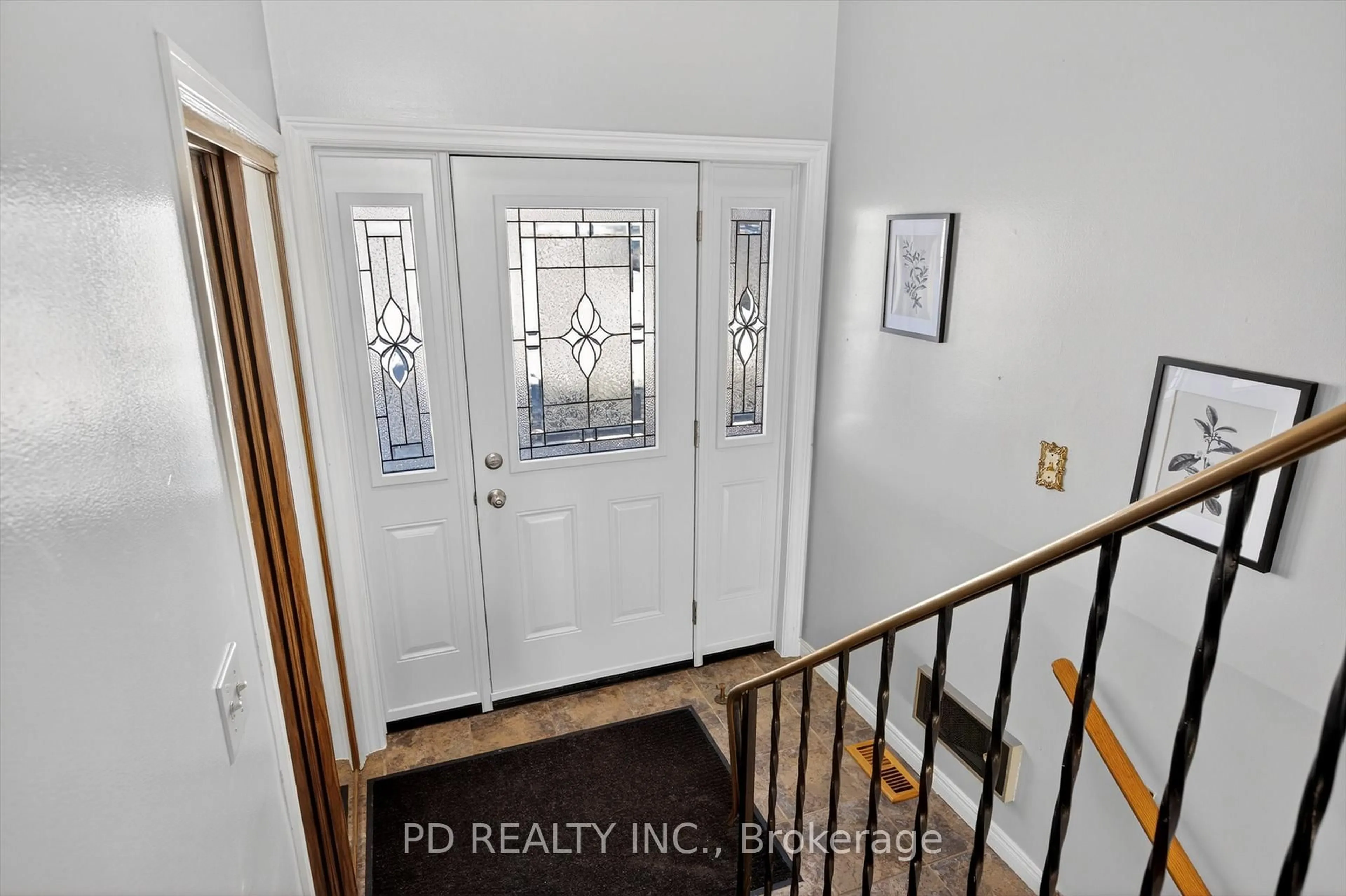 Indoor entryway for 114 Clearview Dr, Kawartha Lakes Ontario K0L 2W0