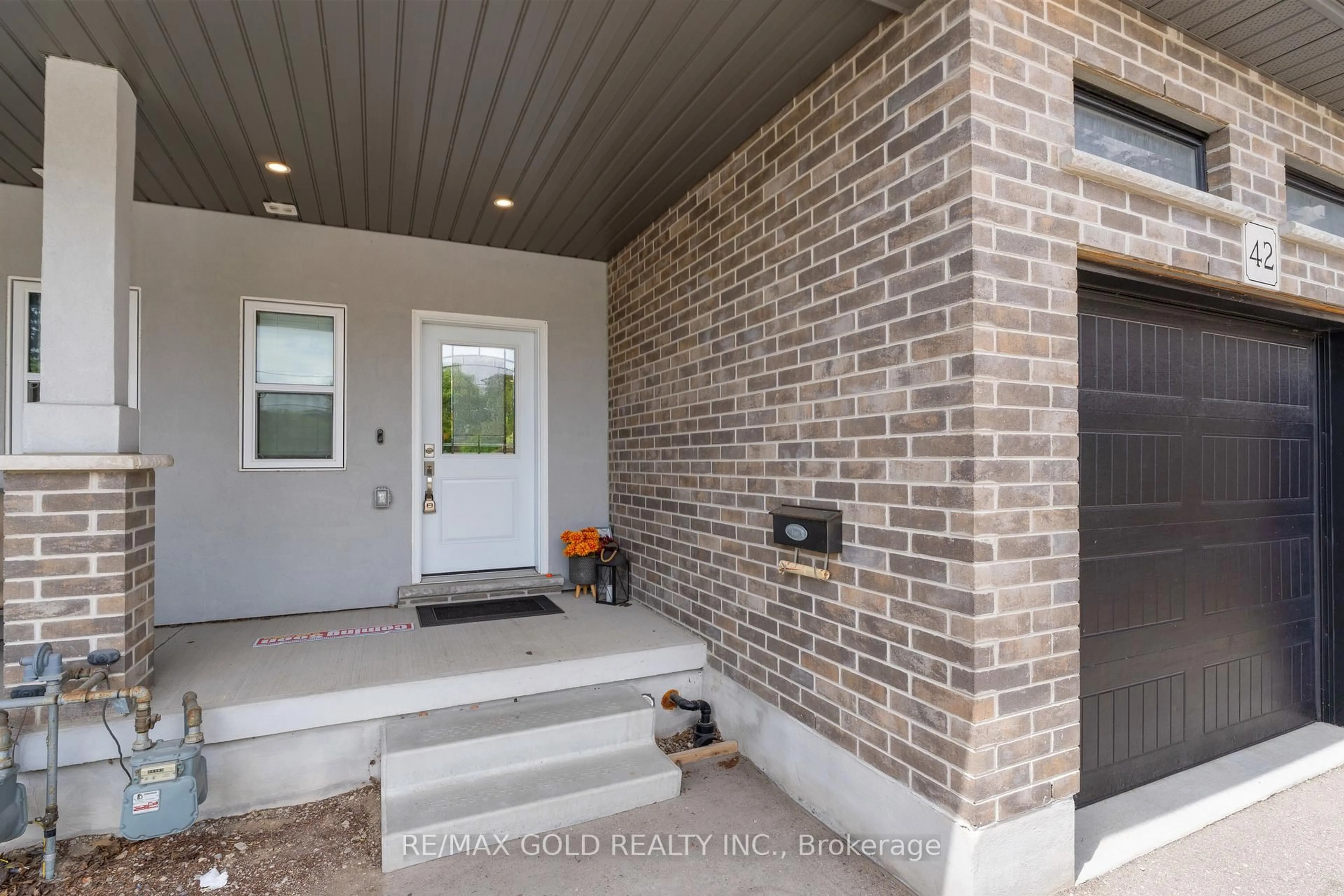 Indoor entryway for 42 Fifth Ave, Kitchener Ontario N2C 1P4