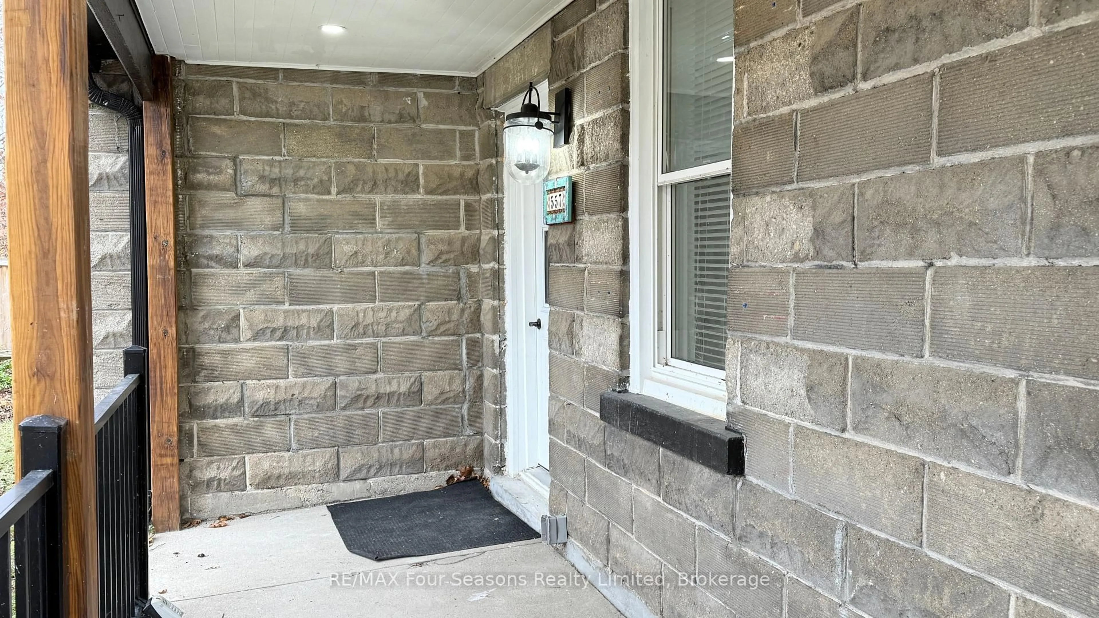 Indoor entryway for 557 Catherine St, Saugeen Shores Ontario N0H 2C0