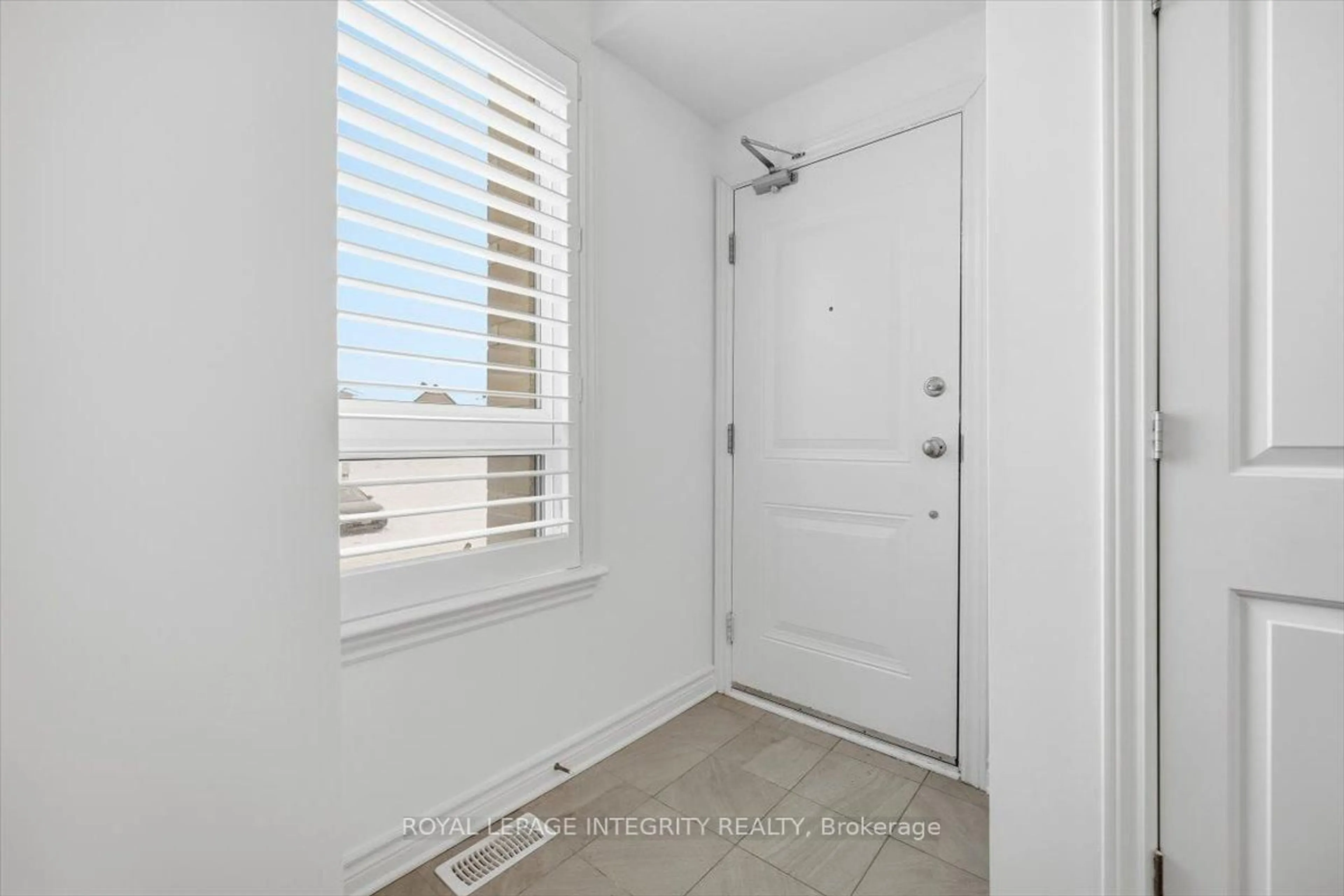 Indoor entryway for 41 Carabiner Private, Ottawa Ontario K1W 0L7