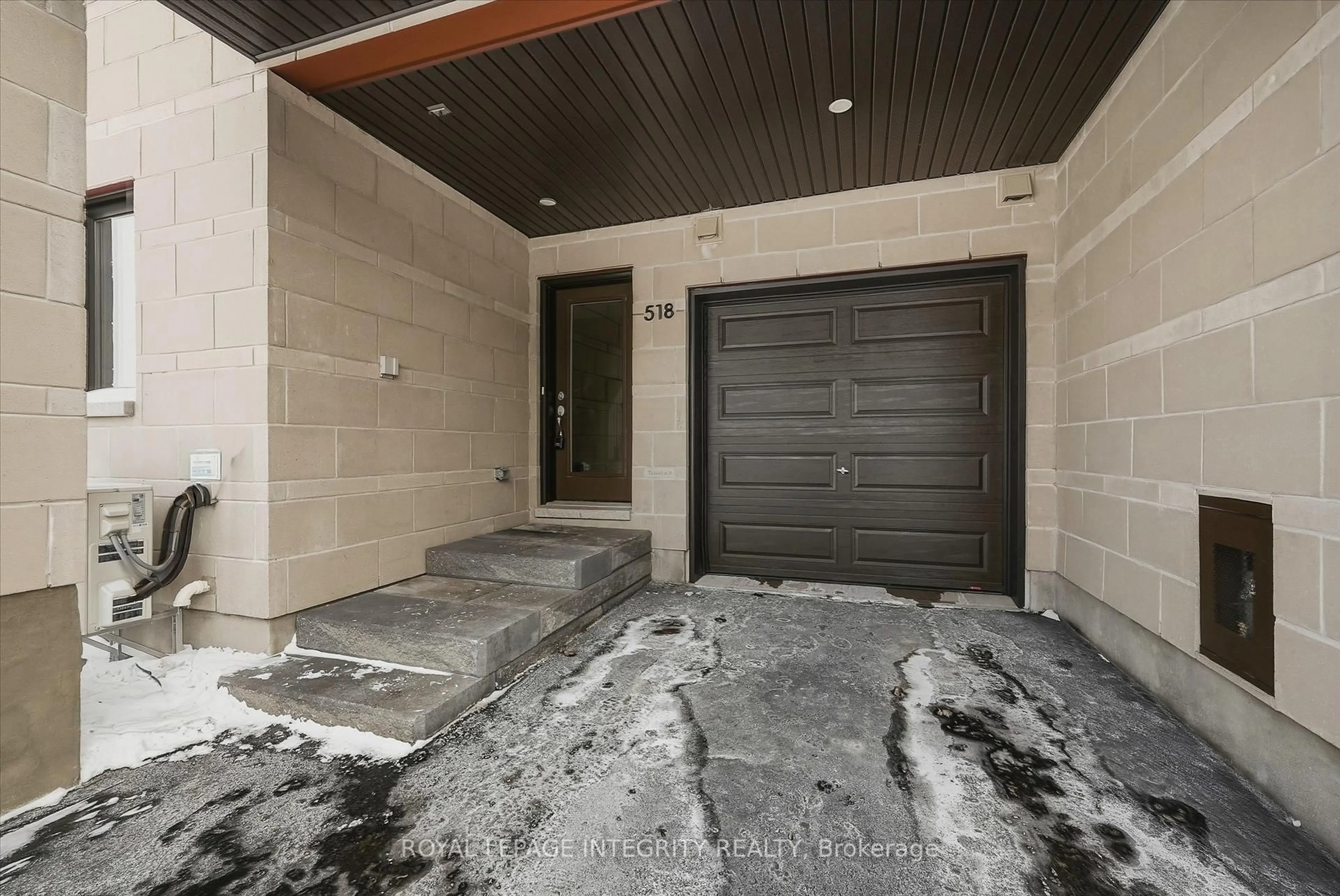 Indoor entryway for 518 Stadacone Row, Ottawa Ontario K4A 1J8