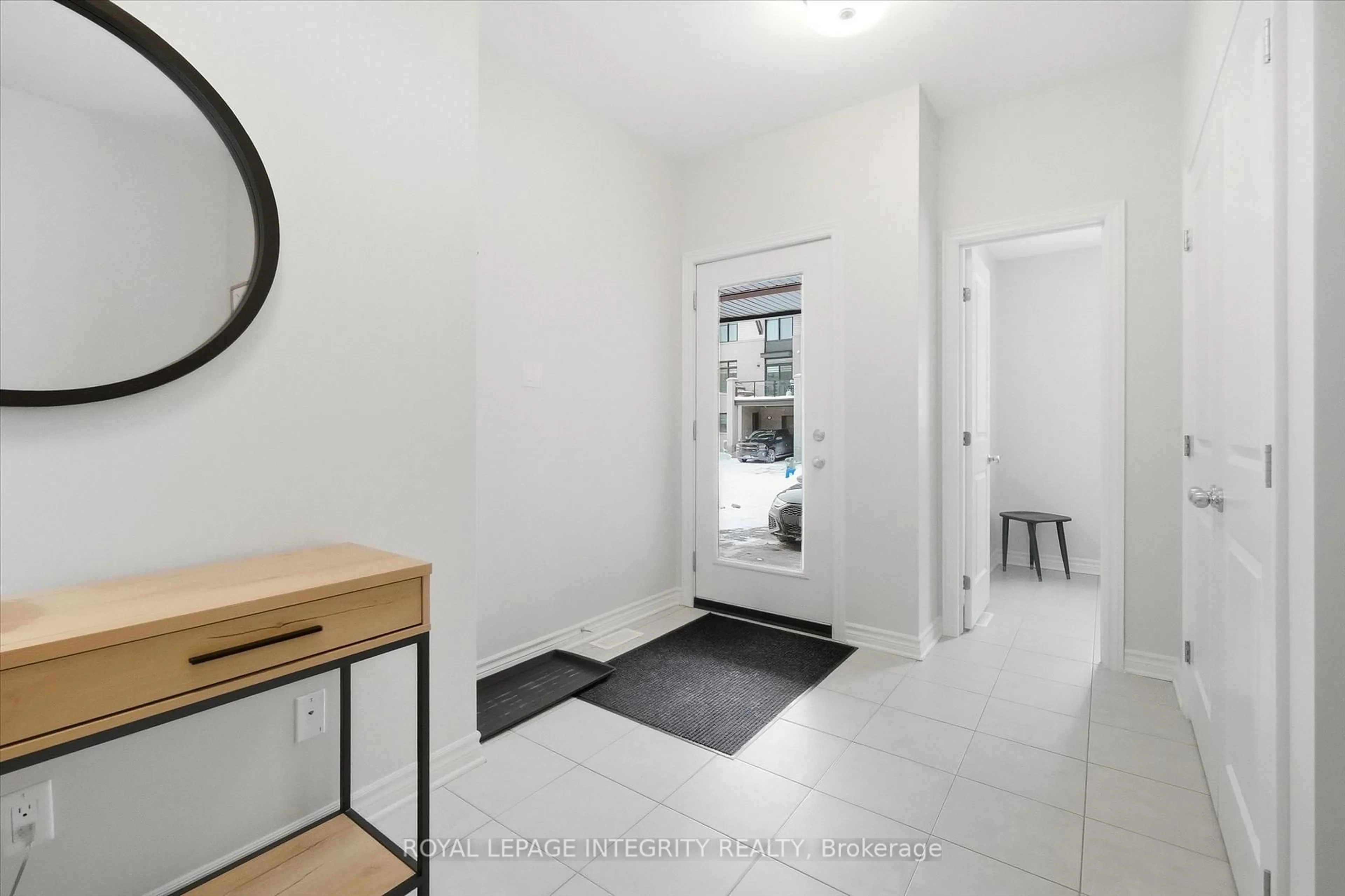 Indoor entryway for 518 Stadacone Row, Ottawa Ontario K4A 1J8