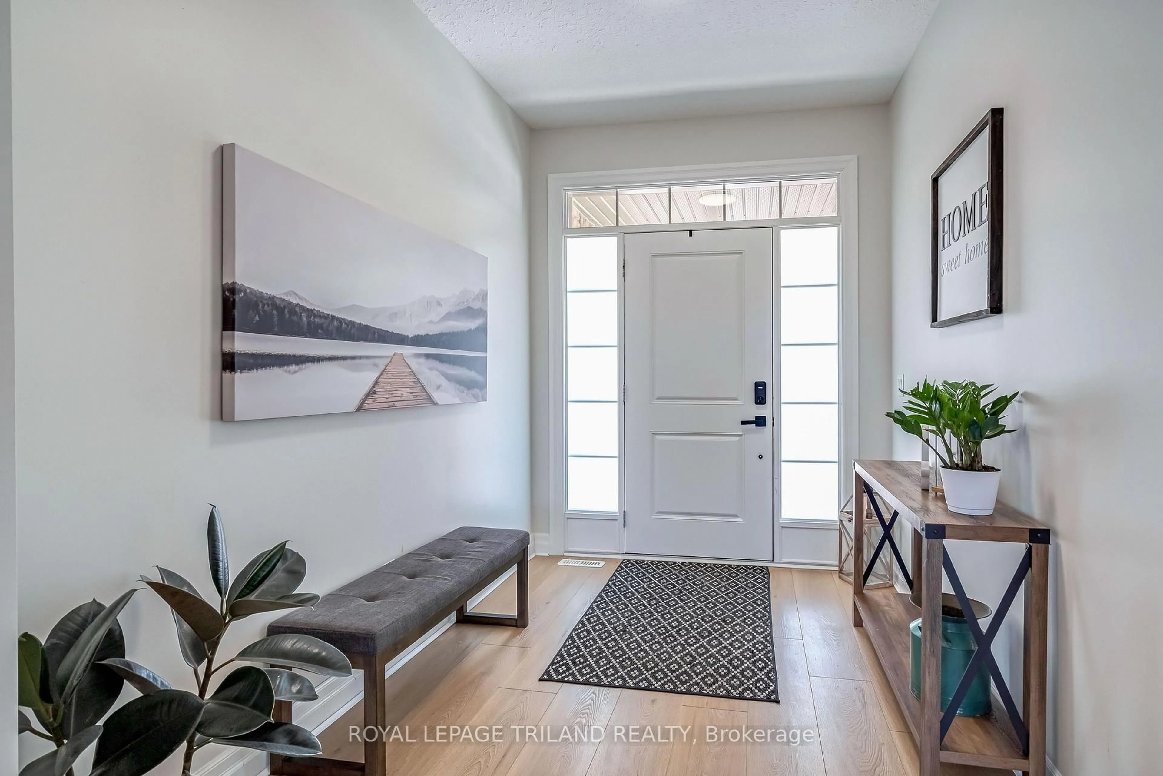 Indoor entryway for 706 Bennett Cres, Strathroy-Caradoc Ontario N0L 1W0