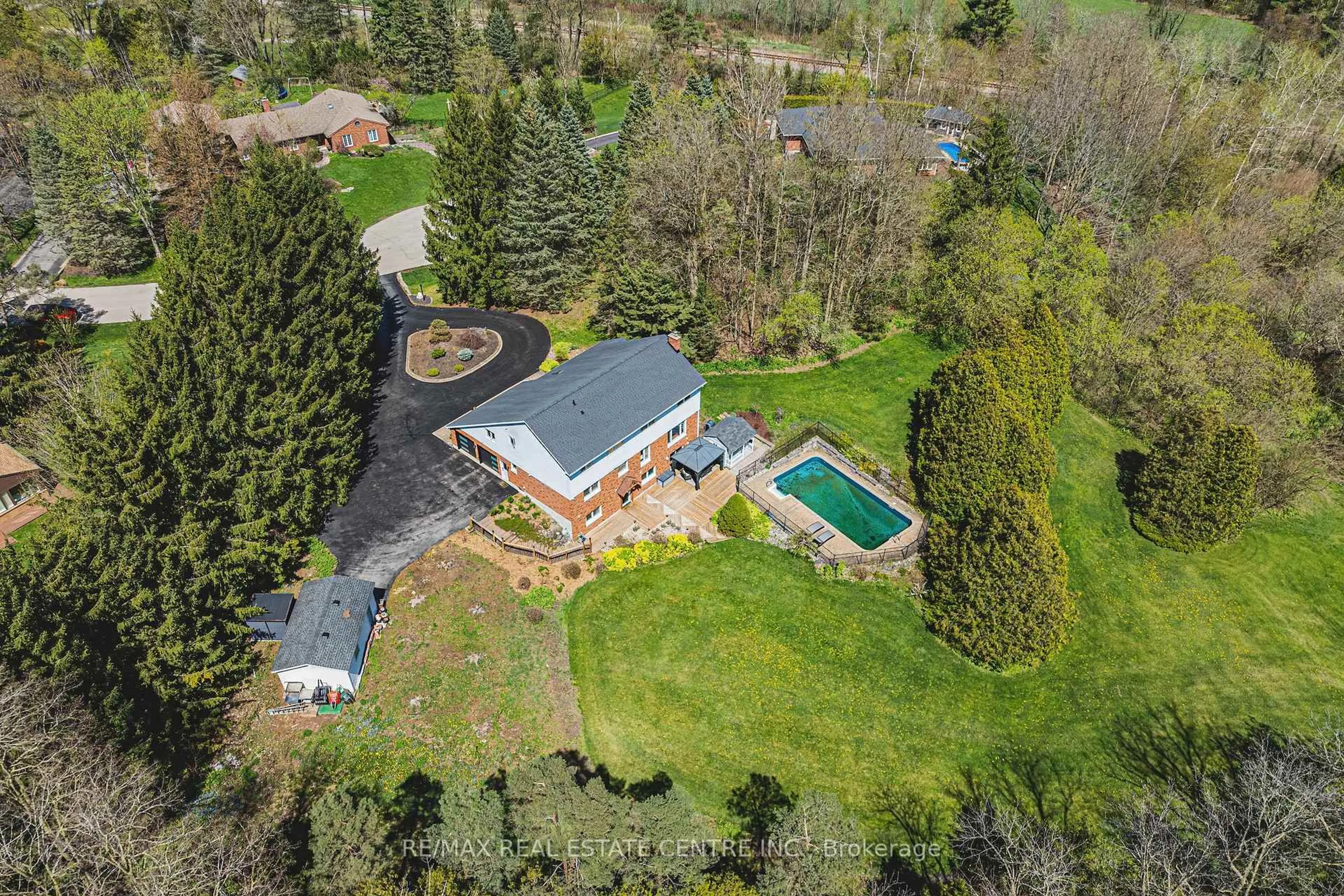 A pic from outside/outdoor area/front of a property/back of a property/a pic from drone, unknown for 6 Iris Crt, Hamilton Ontario L0R 1H3