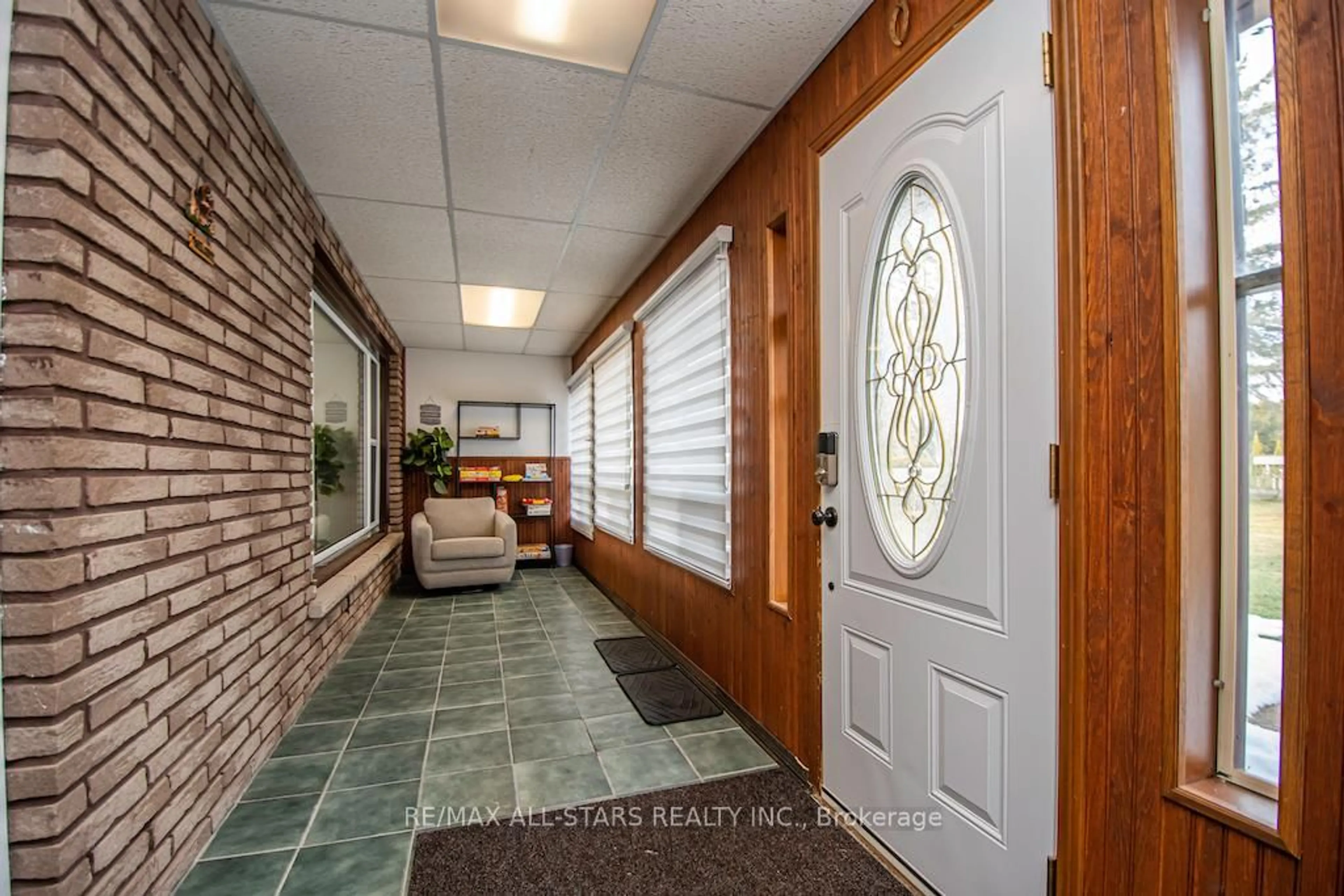 Indoor entryway for 122 Fenelon Dr, Kawartha Lakes Ontario K0M 1G0