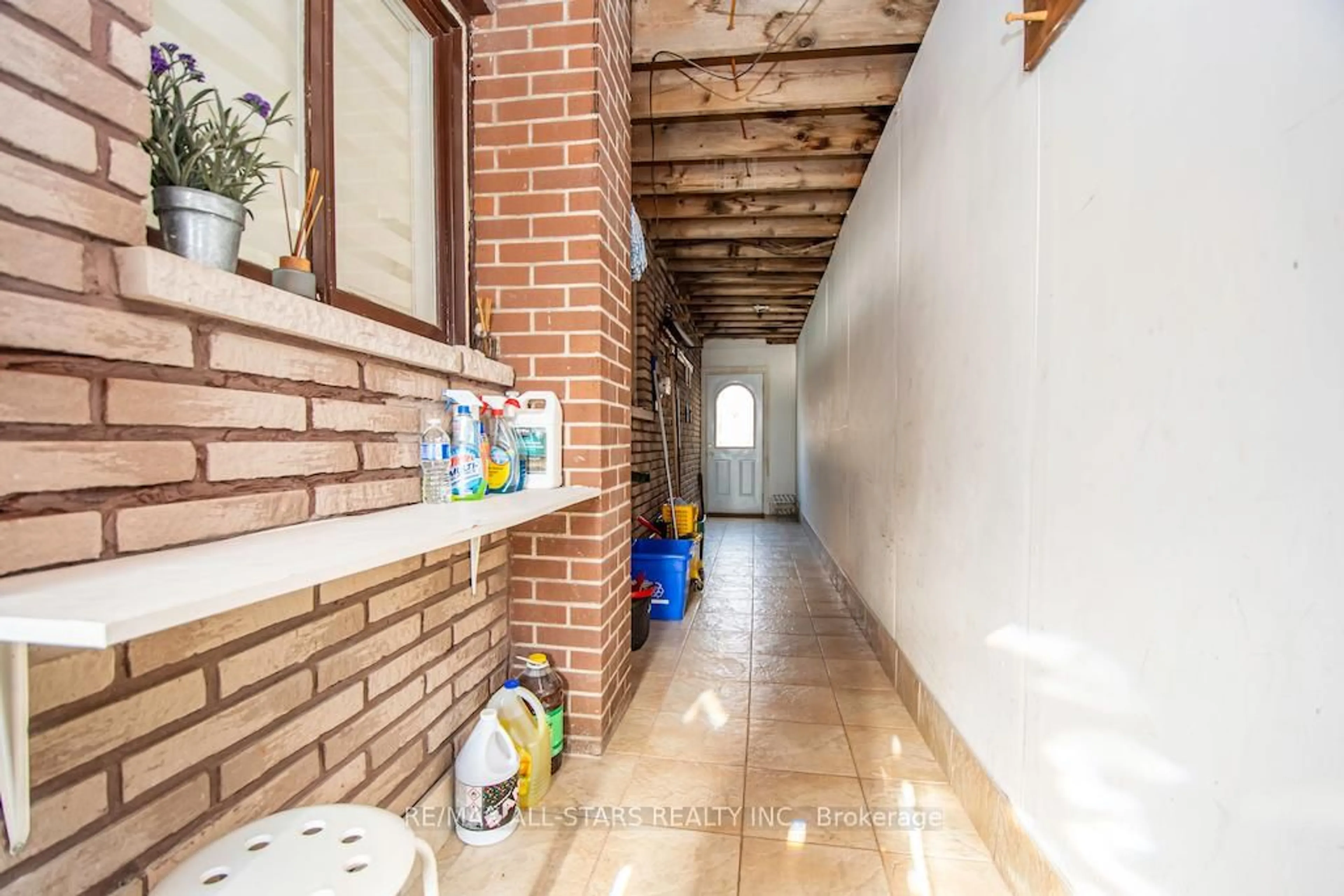 Indoor foyer for 122 Fenelon Dr, Kawartha Lakes Ontario K0M 1G0