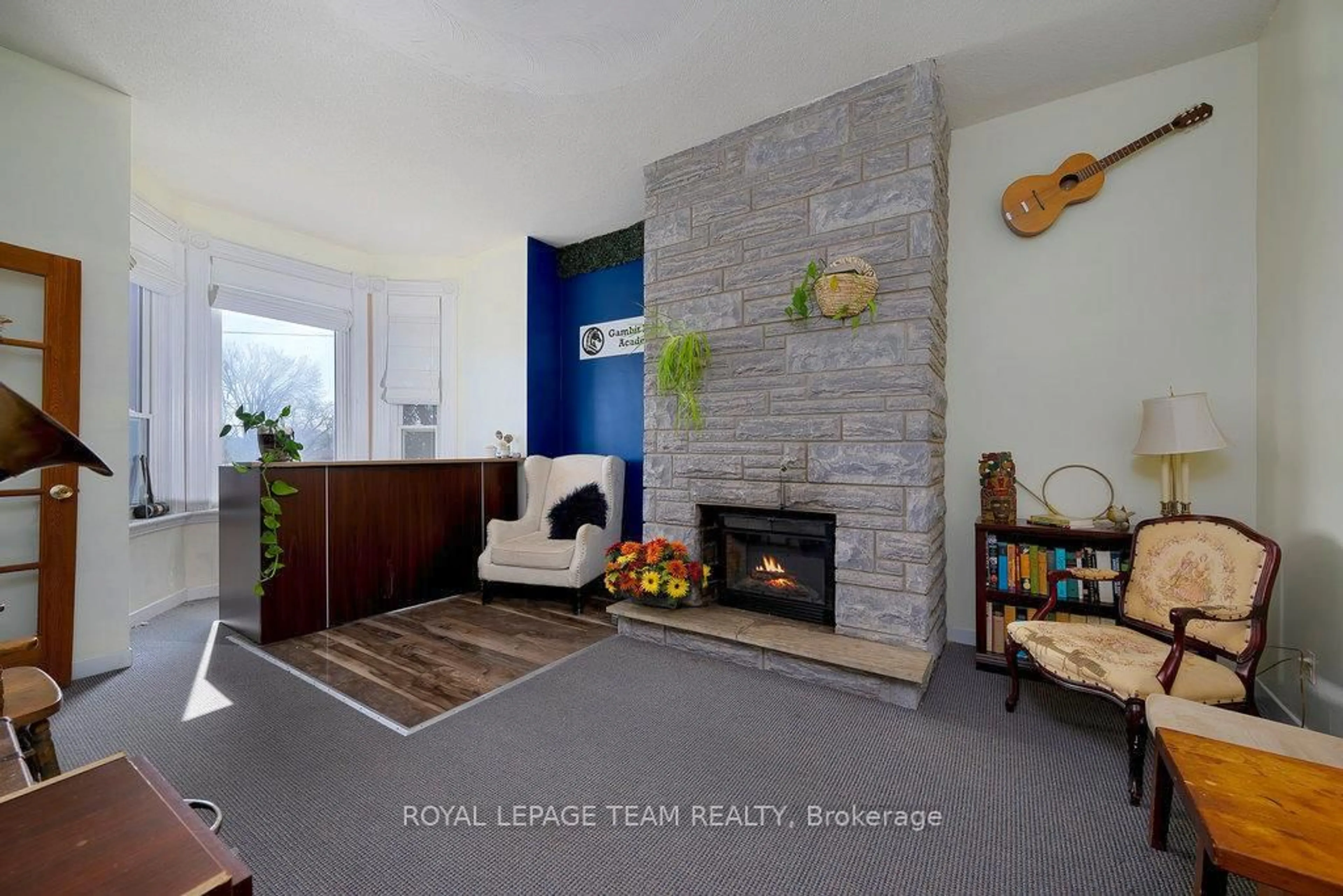 Living room with furniture, unknown for 422 Donald B Munro Dr, Carp Ontario K0A 1L0