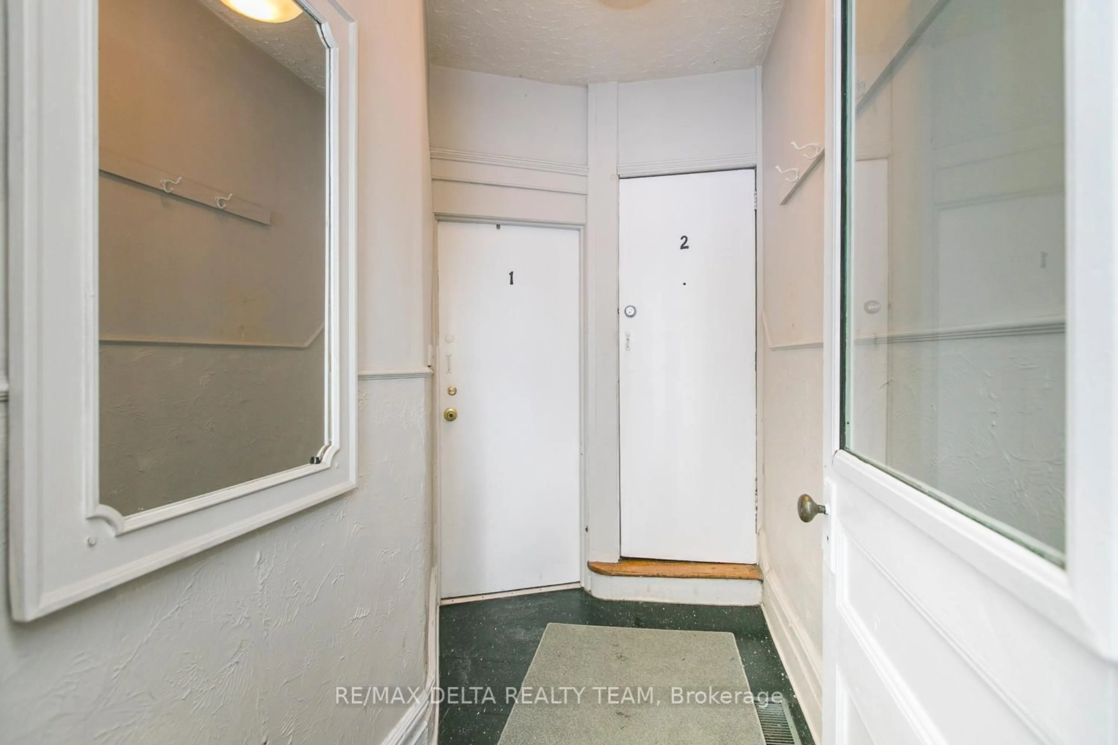 Indoor entryway for 27 Perkins St, Ottawa Ontario K1R 7G4