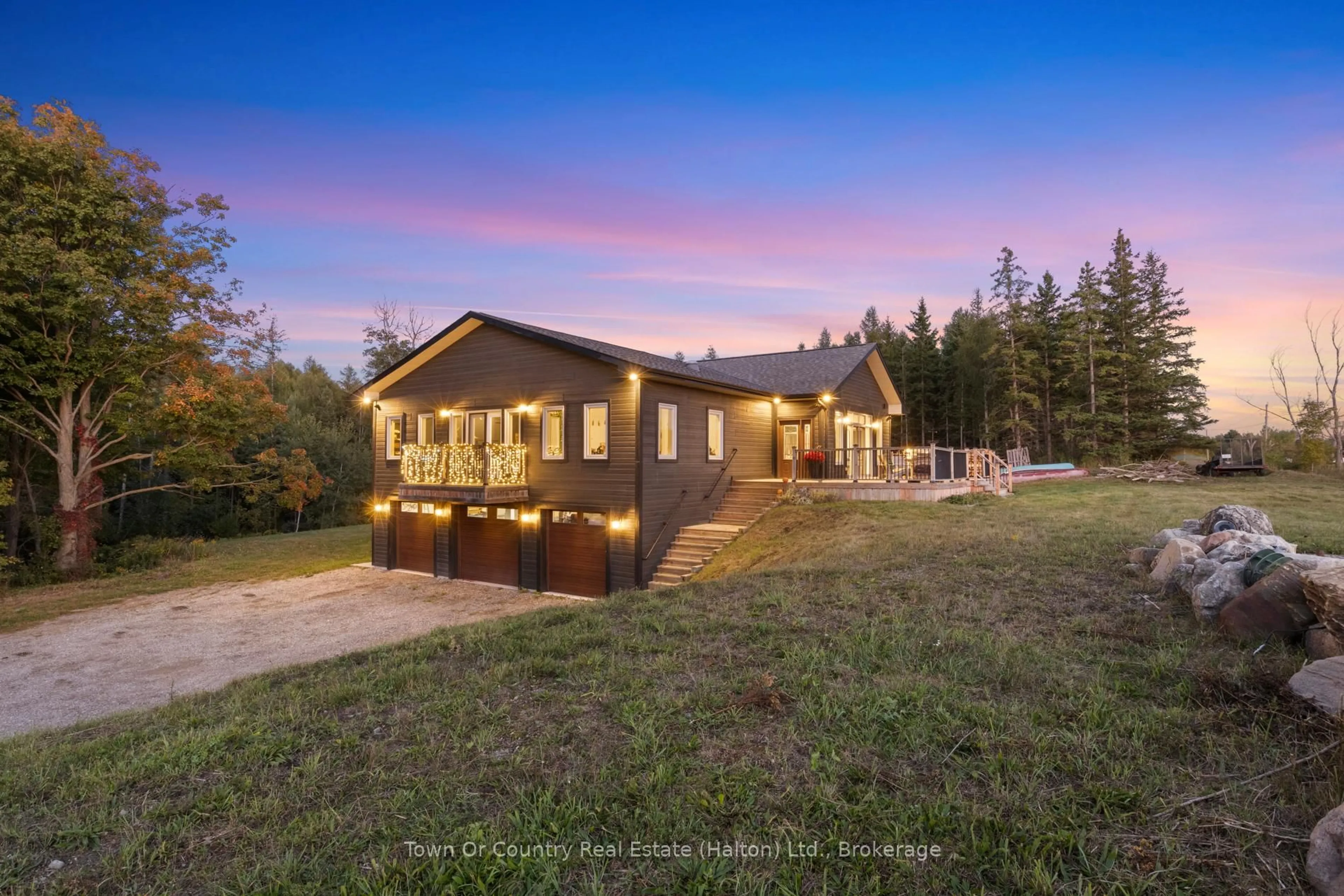 A pic from outside/outdoor area/front of a property/back of a property/a pic from drone, unknown for 5041 Third Line, Erin Ontario L7J 2L8