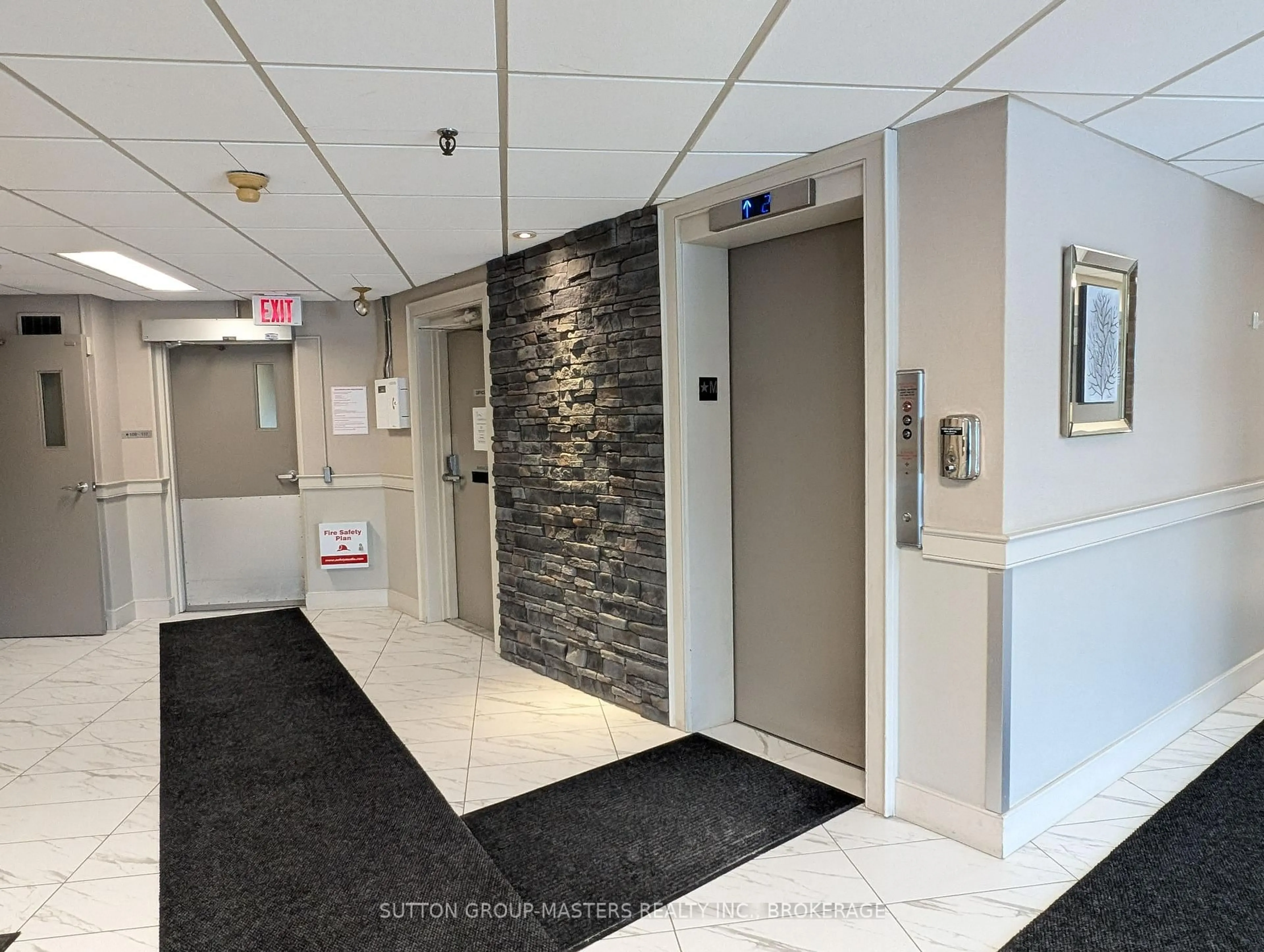 Indoor foyer for 334 Queen Mary Rd #404, Kingston Ontario K7M 7E7