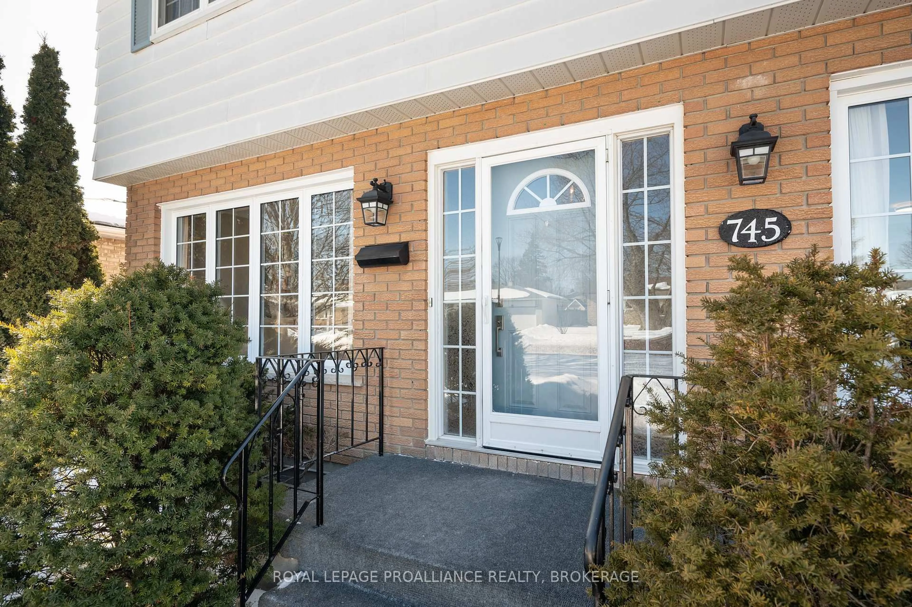 Indoor entryway for 745 Sussex Blvd, Kingston Ontario K7M 5B4