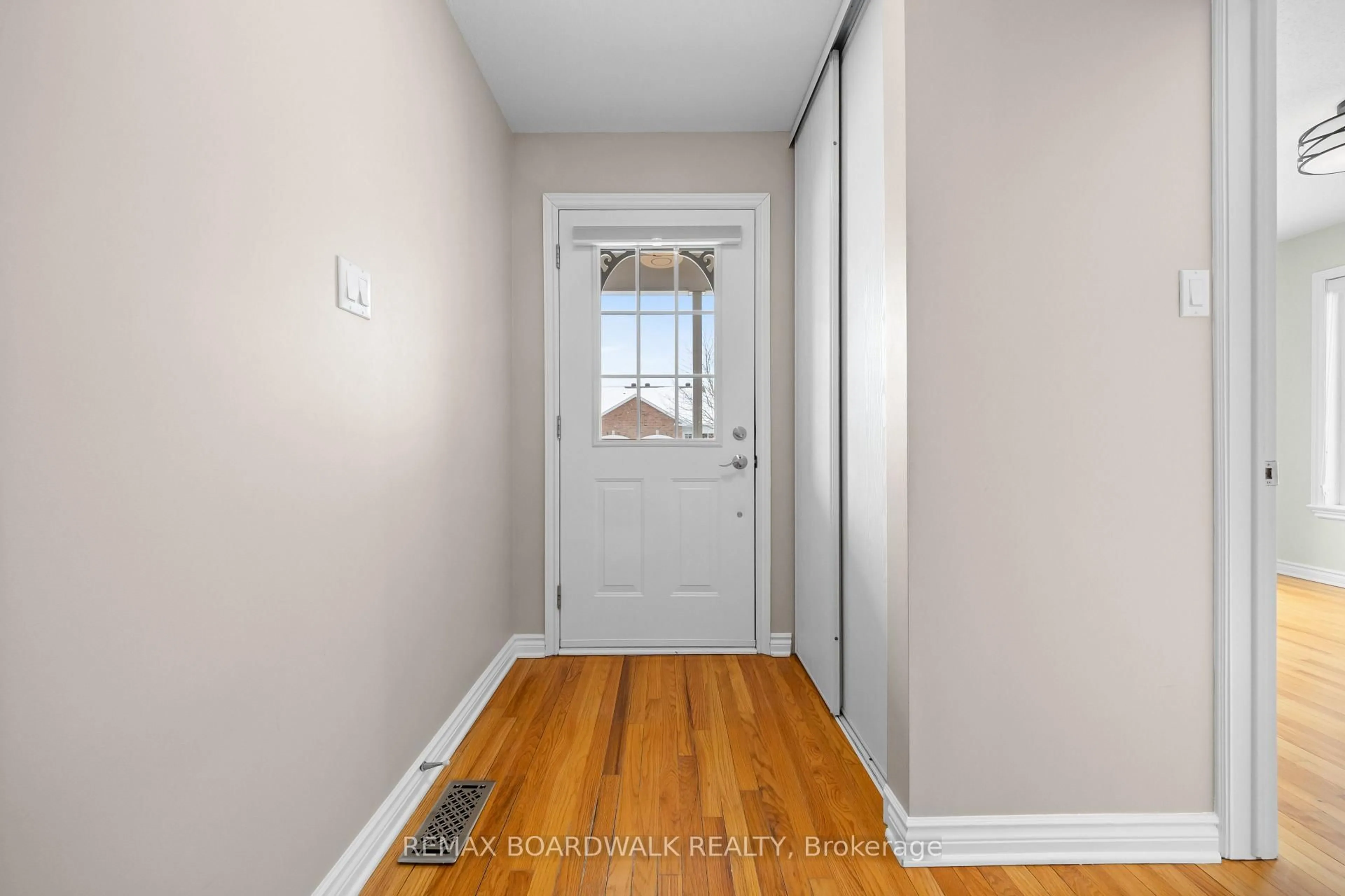 Indoor entryway for 1 Weaver Cres, Ottawa Ontario K2K 3E1