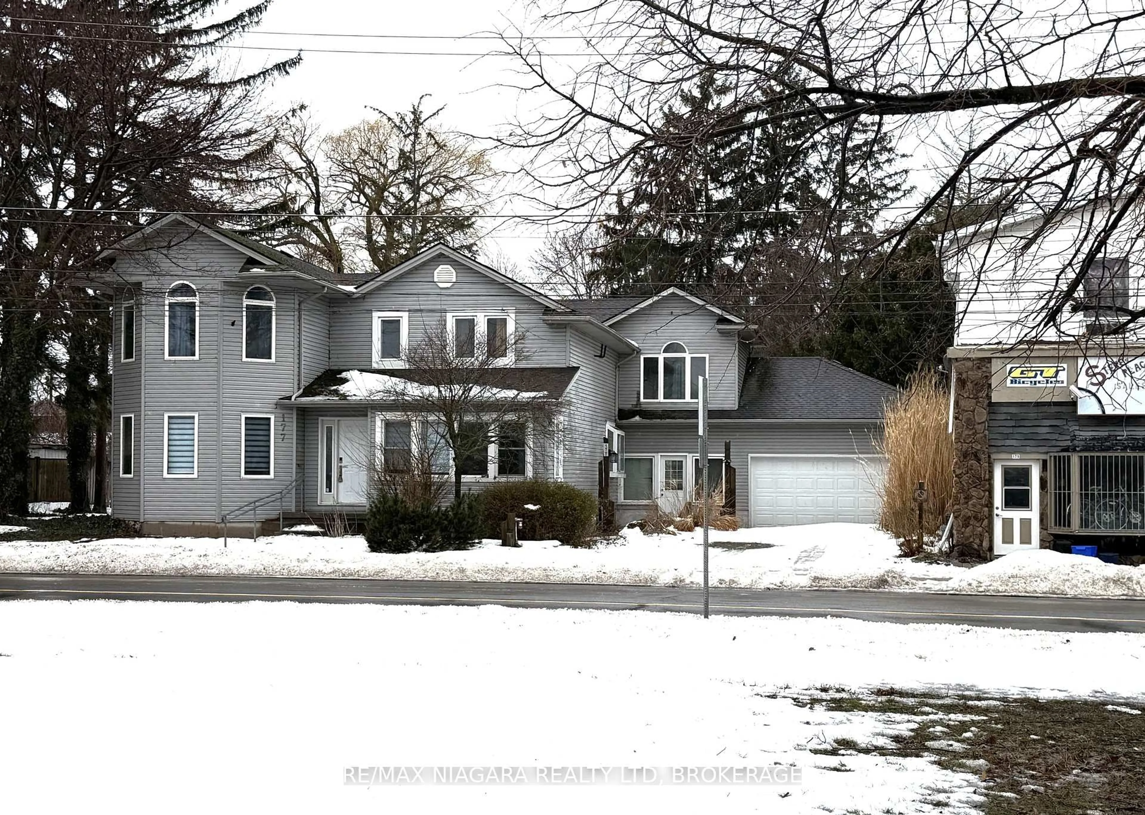 Home with vinyl exterior material, street for 177 Niagara Blvd, Fort Erie Ontario L2A 3G7