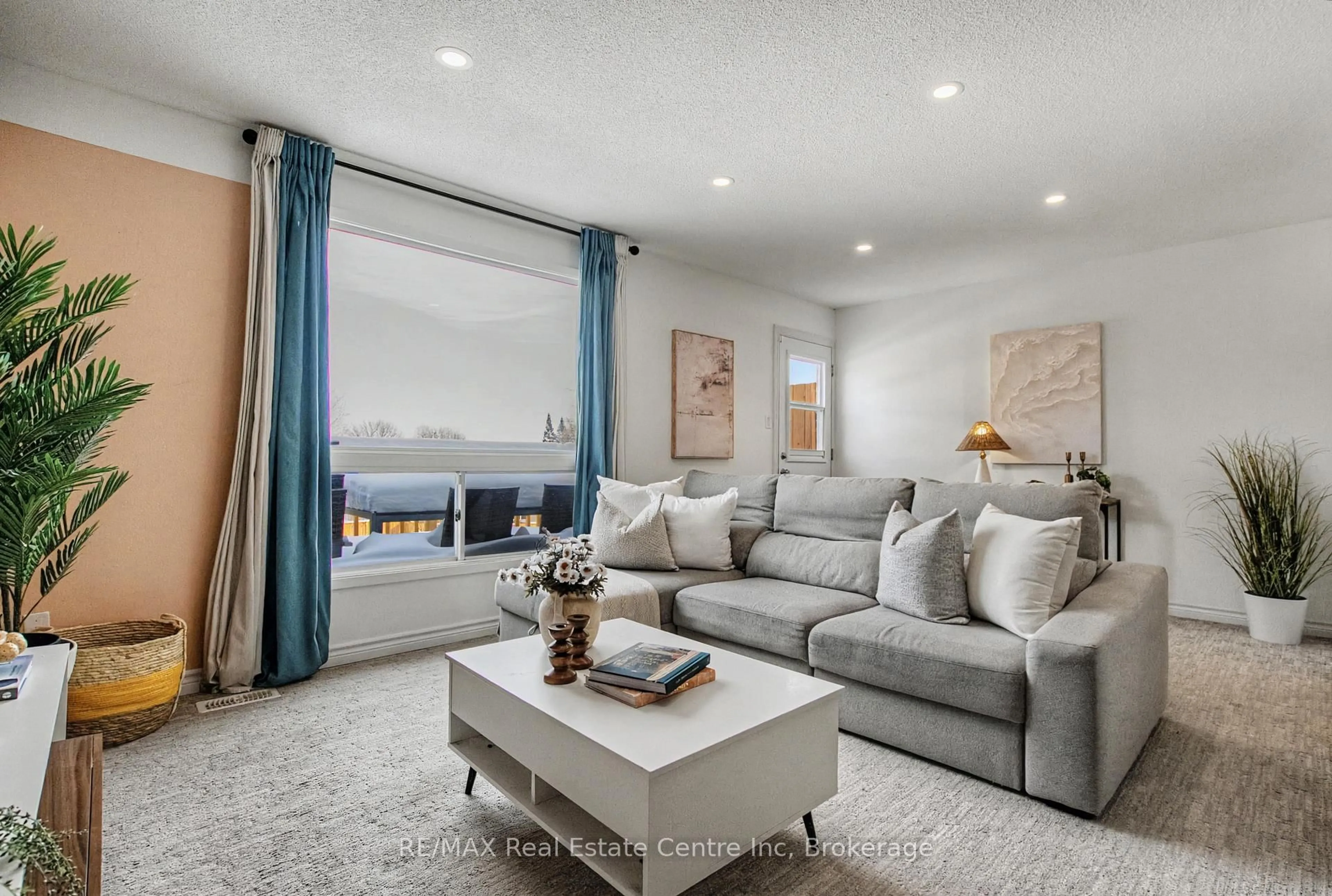 Living room with furniture, unknown for 175 Cedar St #39, Cambridge Ontario N1S 4X9