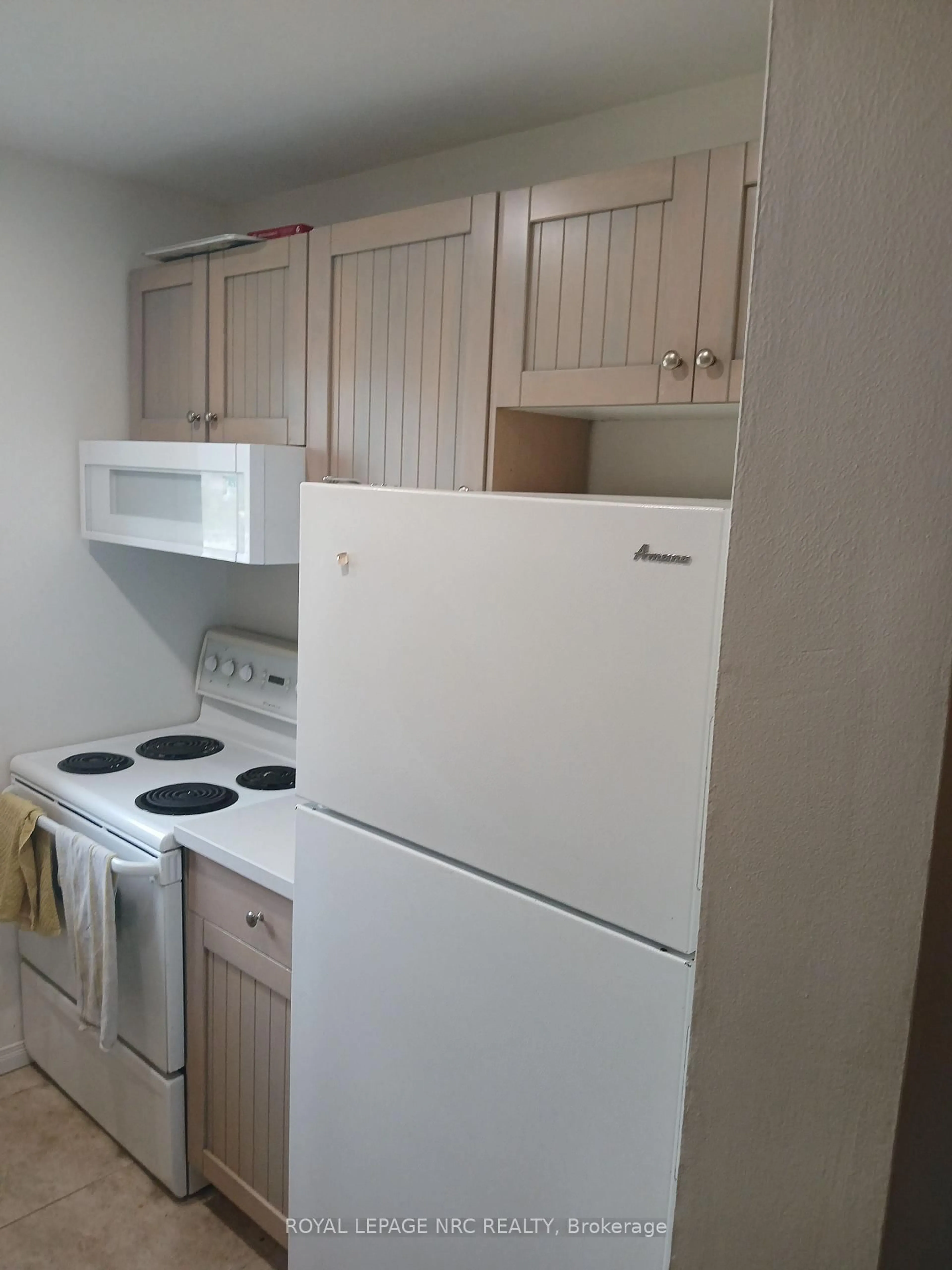 Standard kitchen, wood/laminate floor for 302 Vine St #31, St. Catharines Ontario L2M 7M6