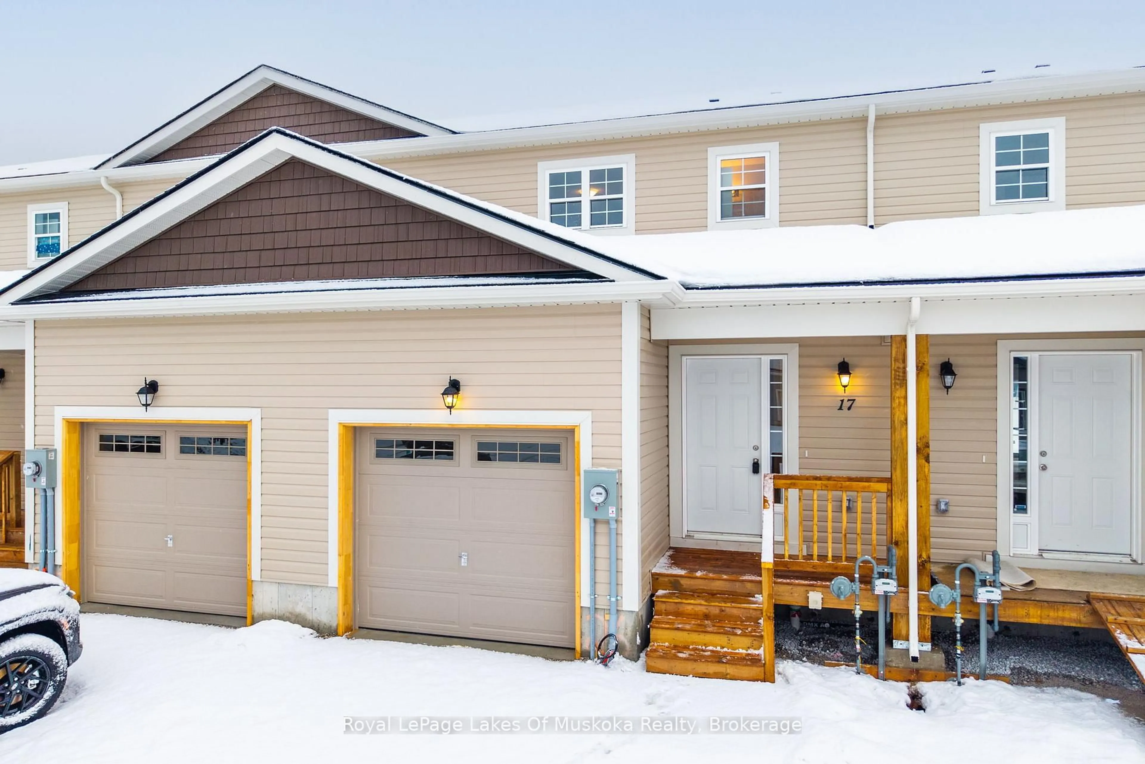 Home with vinyl exterior material, street for 17 MCCONNELL Cres, Bracebridge Ontario P1L 0N7