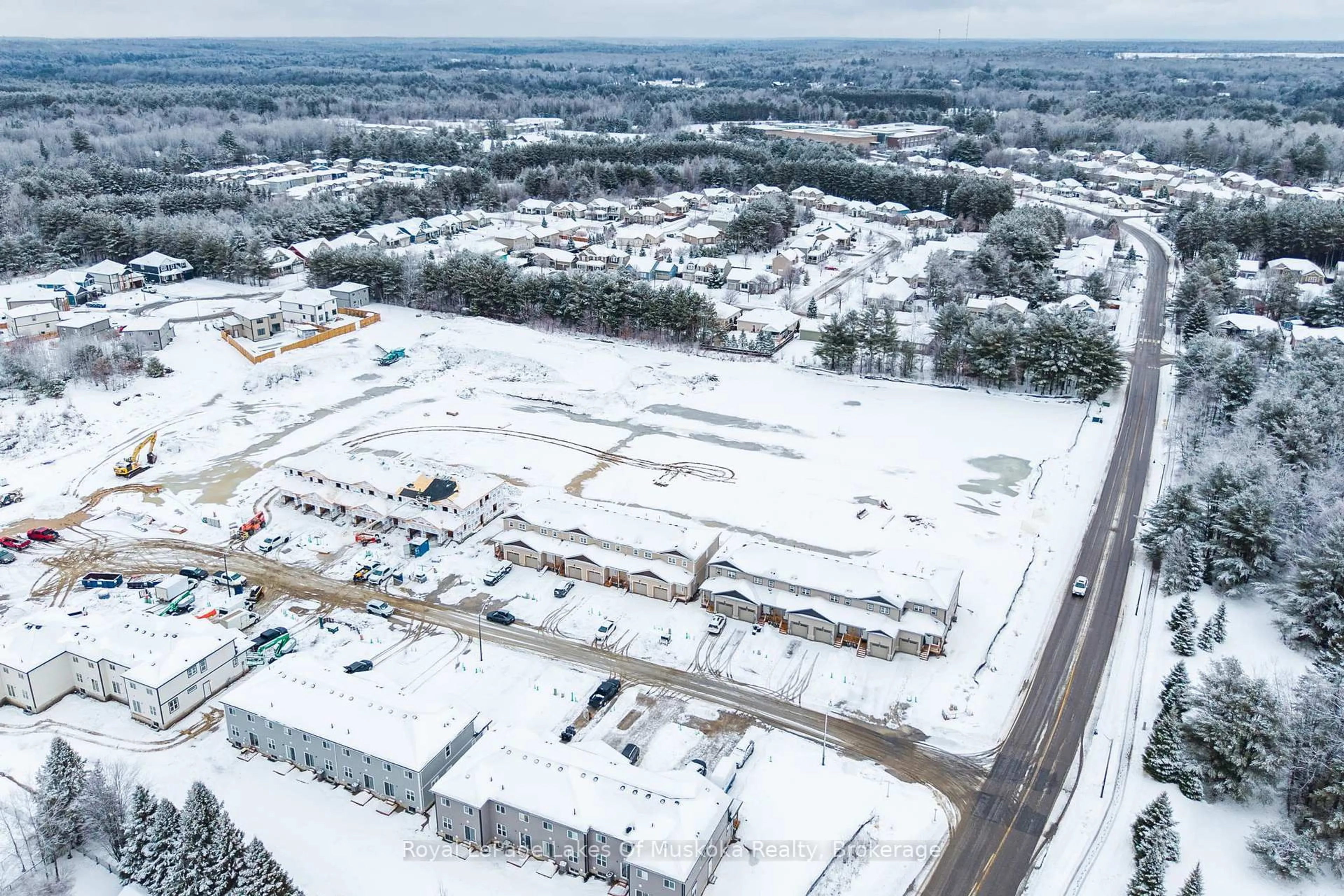 A pic from outside/outdoor area/front of a property/back of a property/a pic from drone, building for 17 MCCONNELL Cres, Bracebridge Ontario P1L 0N7