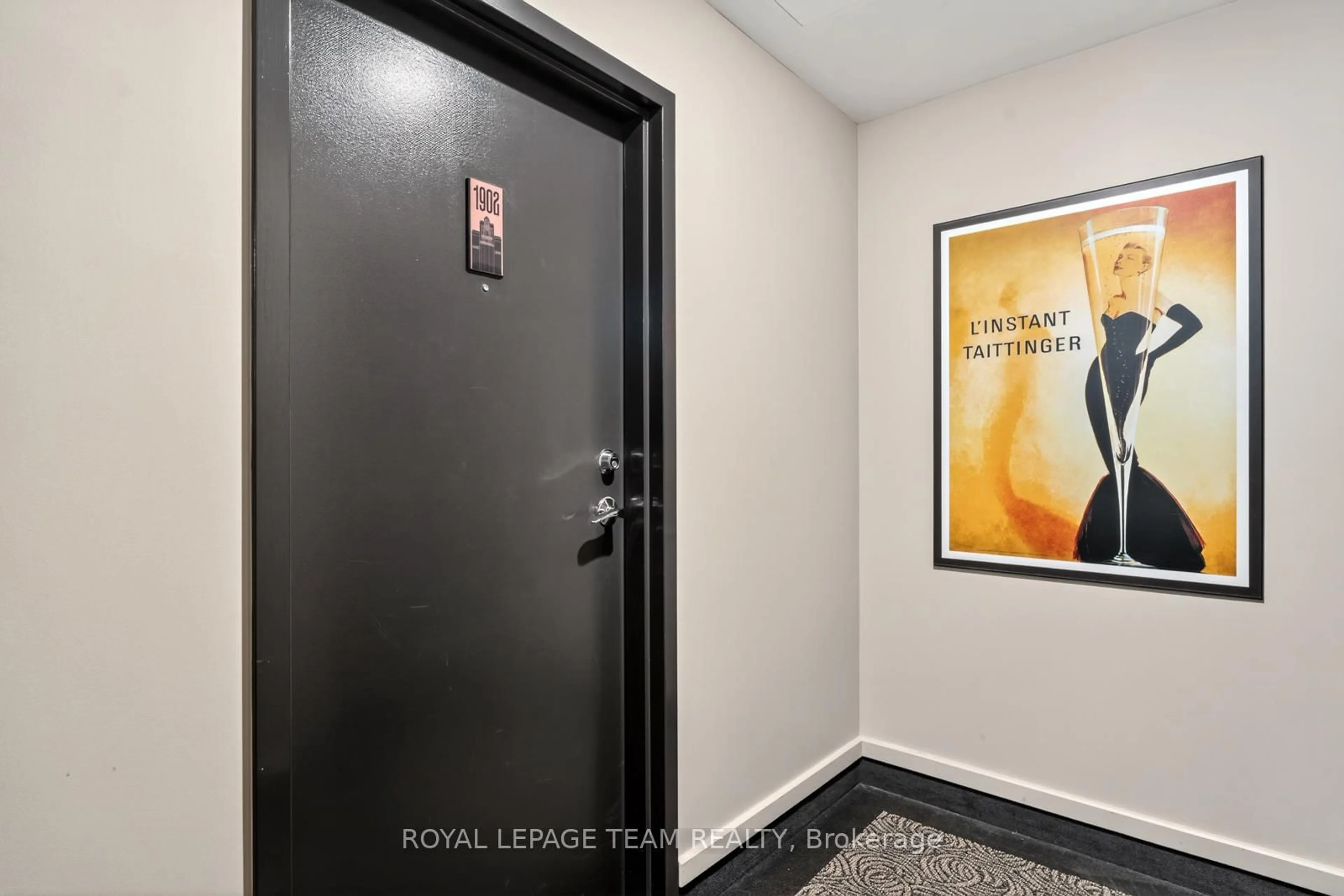 Indoor entryway for 235 Kent Ave #1902, Ottawa Ontario K2P 0A5