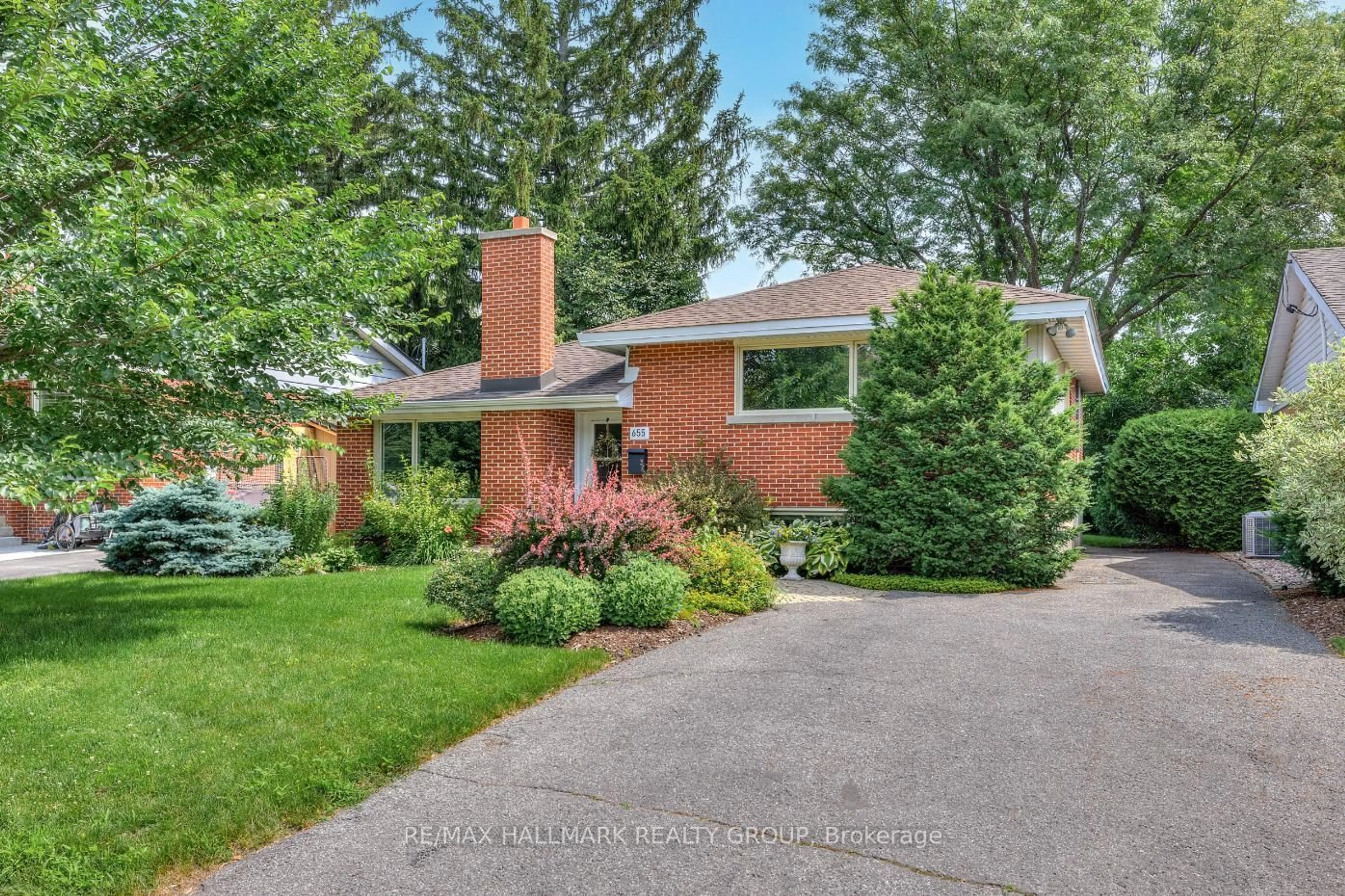 Home with brick exterior material, street for 655 Mansfield Ave, Ottawa Ontario K2A 2T5