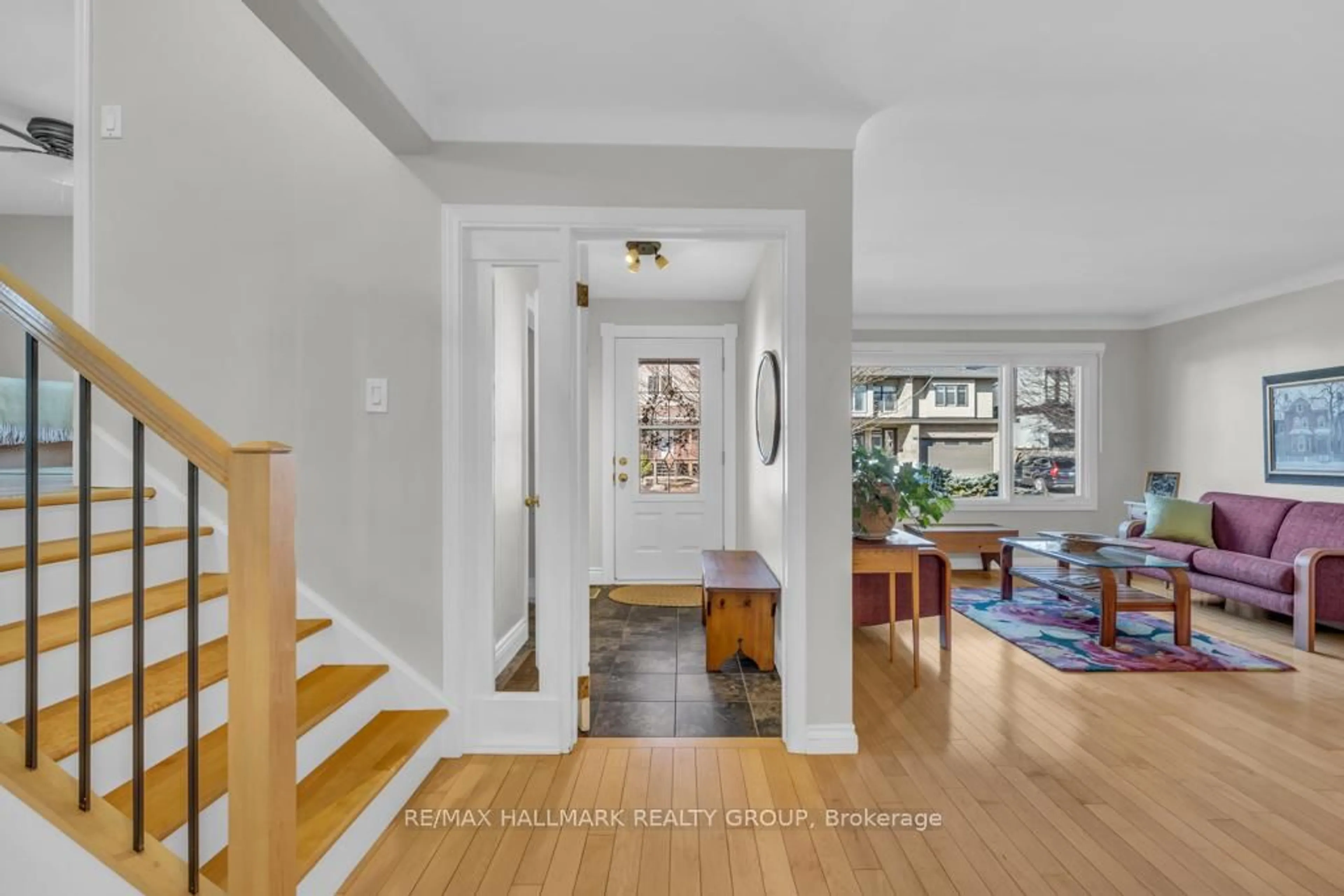 Indoor entryway for 655 Mansfield Ave, Ottawa Ontario K2A 2T5