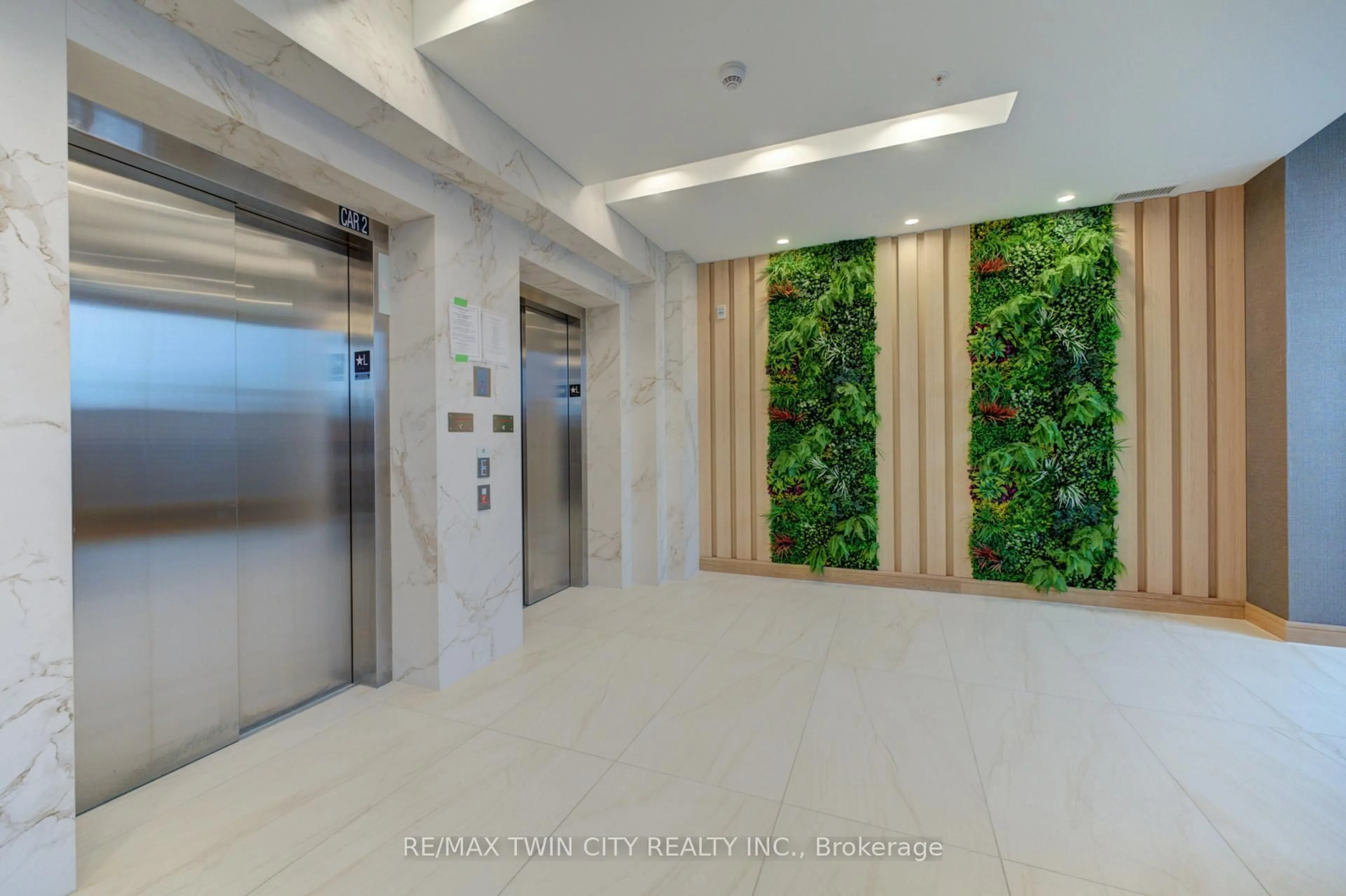 Indoor foyer for 34 Norman St #402, Brantford Ontario N3R 2Y1